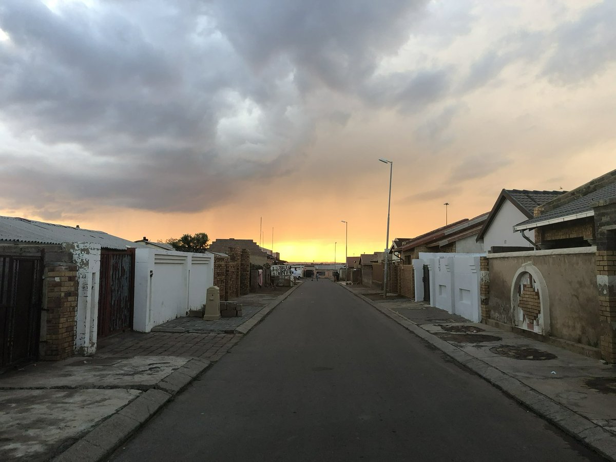 OSAMU_READREAD's tweet photo. The sunset in the African slum "Soweto".
The sun rises and sets equally wherever it is in the world.
Photograph by OSAMU
#soweto
#africa https://t.co/Bokqd4MpSb