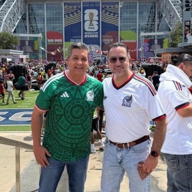 callodehacha's tweet photo. El saco de pus es la escort más fea y cara de la política mexicana https://t.co/s4GlnXq2Lr