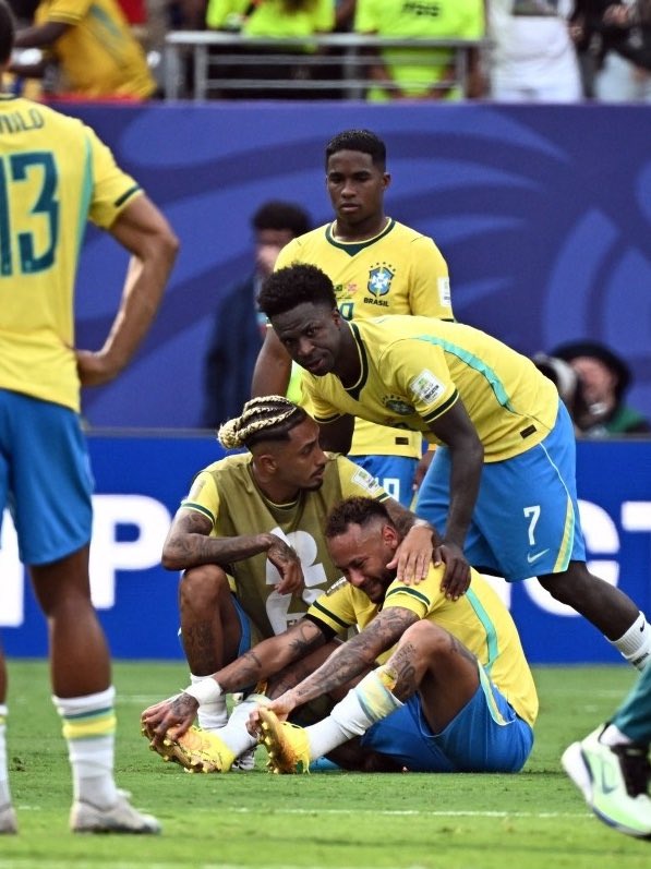 golsdobrasil1's tweet photo. 🇧🇷👀 Caso a Inglaterra chegue à final amanhã, a Seleção Brasileira passará a ser a segunda campeã mundial há mais tempo sem disputar uma decisão de Copa do Mundo:

Uruguai - 1950 (76 anos)
Inglaterra - 1966 (60 anos)
Brasil - 2002 (24 anos)

📸 JEWEL SAMAD / AFP https://t.co/r6ZSDyvGj8
