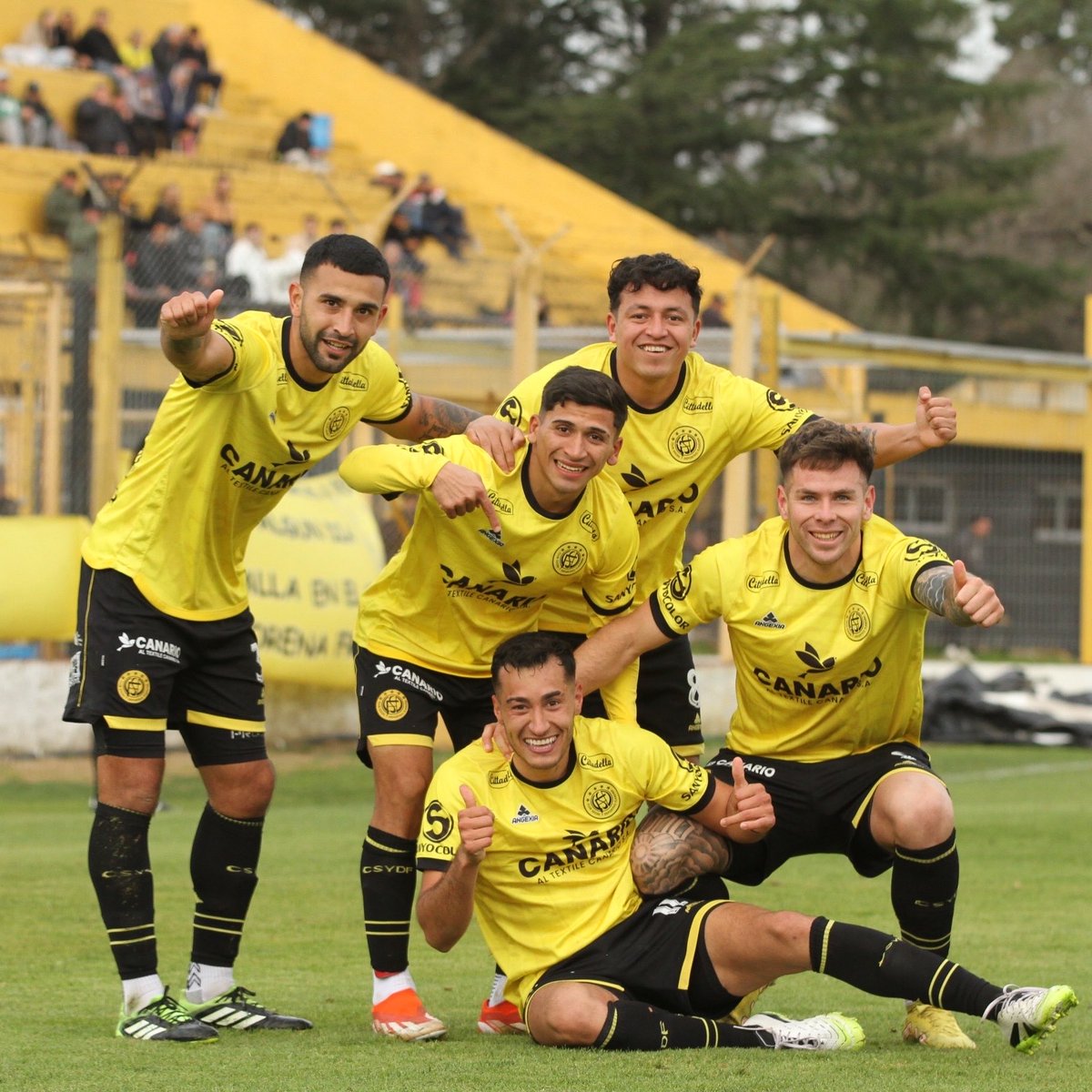CSyDFlandria's tweet photo. ¡En Jáuregui estuvo el agite! 🔥
#VamosFlandria. #TodosJuntos 💛🖤 https://t.co/79hnLsnFbU