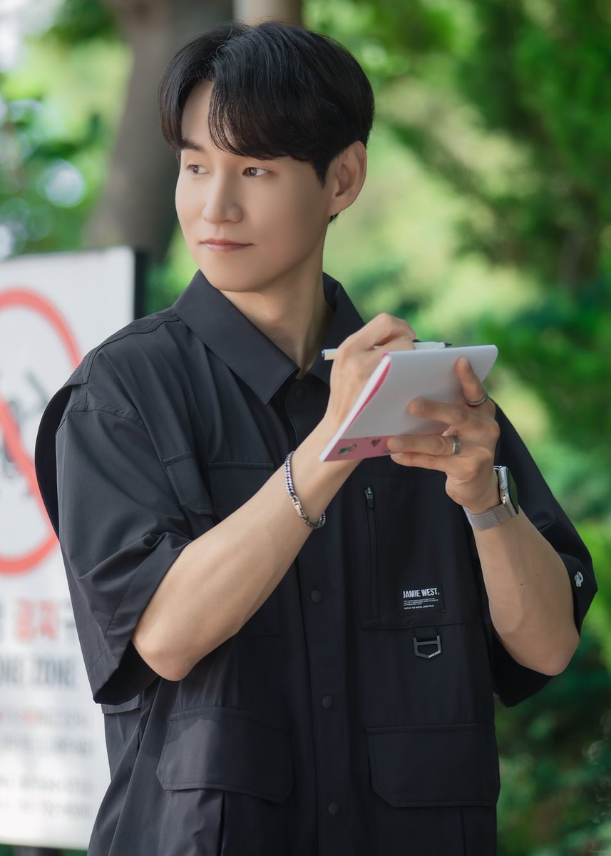 starbeads_pic's tweet photo. 260627 오지게 재밌는 가시나들 퇴근길
·
강정우 배우님 https://t.co/7pjjYgSSzH