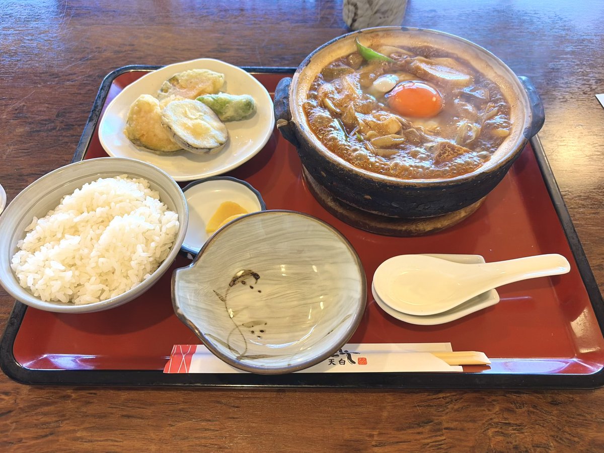 Takeda_Ryoga's tweet photo. 昨日のお昼ご飯！朝から暑さでバテかけたので血糖値とエンゲル係数上げに行きました。
インスタに載せたら「夏こそ味噌煮込みですよね！」とお店からメッセージいただきました。全くもってその通りです。 https://t.co/a9xpaknJUc