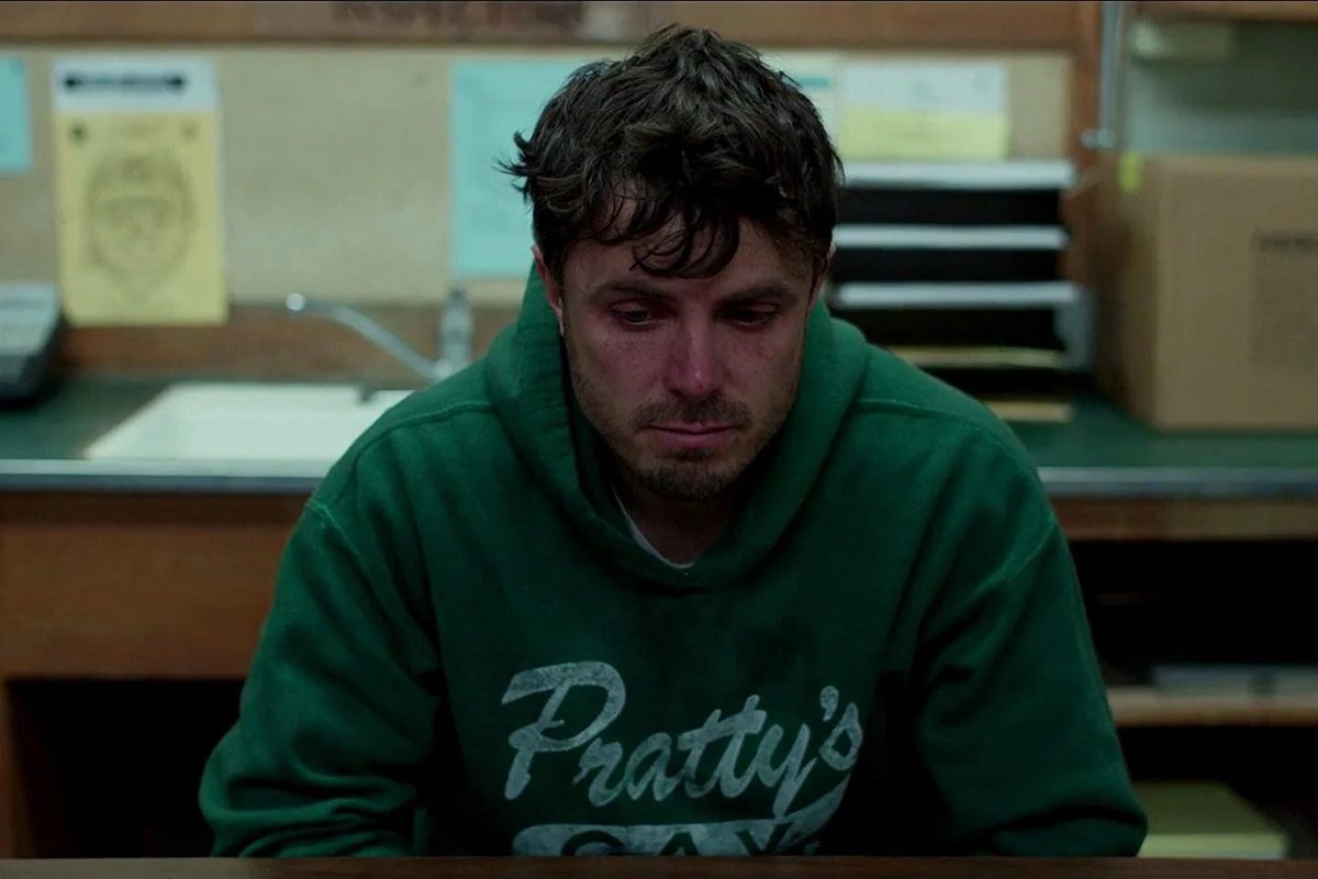 montsebernalg's tweet photo. Que película es Manchester by the sea.

Pocas veces he visto la depresión representada así de simple y cruda.

Alejarse de los demás y que terminas aislándote de ti mismo, sin llamar la atención, concentrarte solo en existir y no sentir aun cuando sientes todo.

Cargar con culpa. https://t.co/tBNbiIRtzS