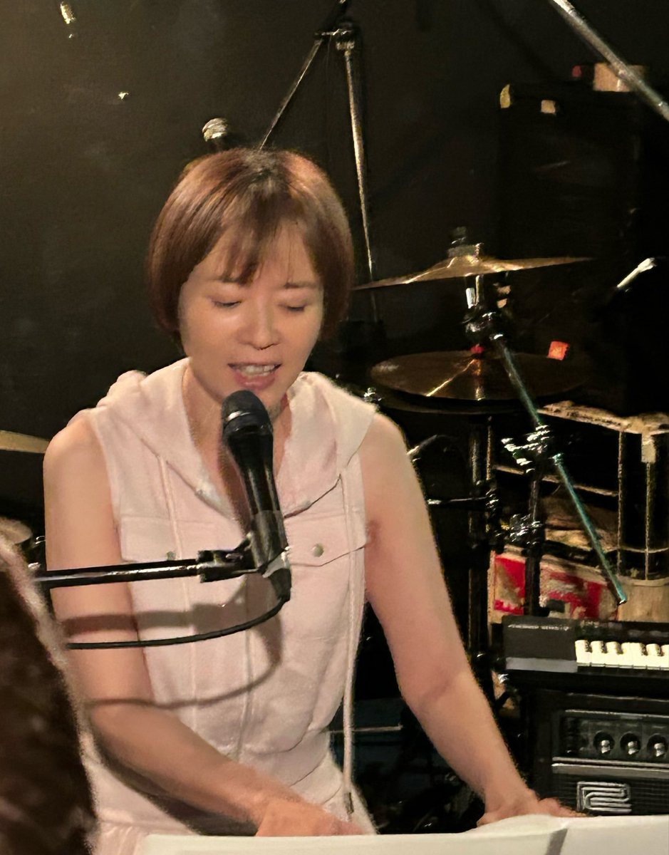 momorimo's tweet photo. 7/14 川本真琴&豊田道倫@難波ベアーズ
彼女のライブを見るのは
3年前のビルボード大阪以来。

あの時のライブが本当に素晴らしく
次のライブが待ち遠しくも
結局それ以降大阪でのライブがなかった為3年ぶりの真琴ちゃんにおもわず
涙ぐんでしまった。

ライブは前半の単独パートでは
ピアノ演奏のみの弾き語りで
セトリが「音楽の世界へようこそ」からと意外なセレクト。

後半豊田氏とのコラボではバンドスタイルで「ロードムービー」と「新しい友達」をやって大盛り上がり
と前後半様相が違ってどちらも良かったが、個人的にはやっぱりバンドスタイルで次回大阪に来てほしい。

最後に豊田道倫氏。今まで全く聞いたことがなく、予備知識なしで見たが、脱力系かなと思ったら、バリバリ音が尖ってて、かっこよかった。
またライブ行きます！