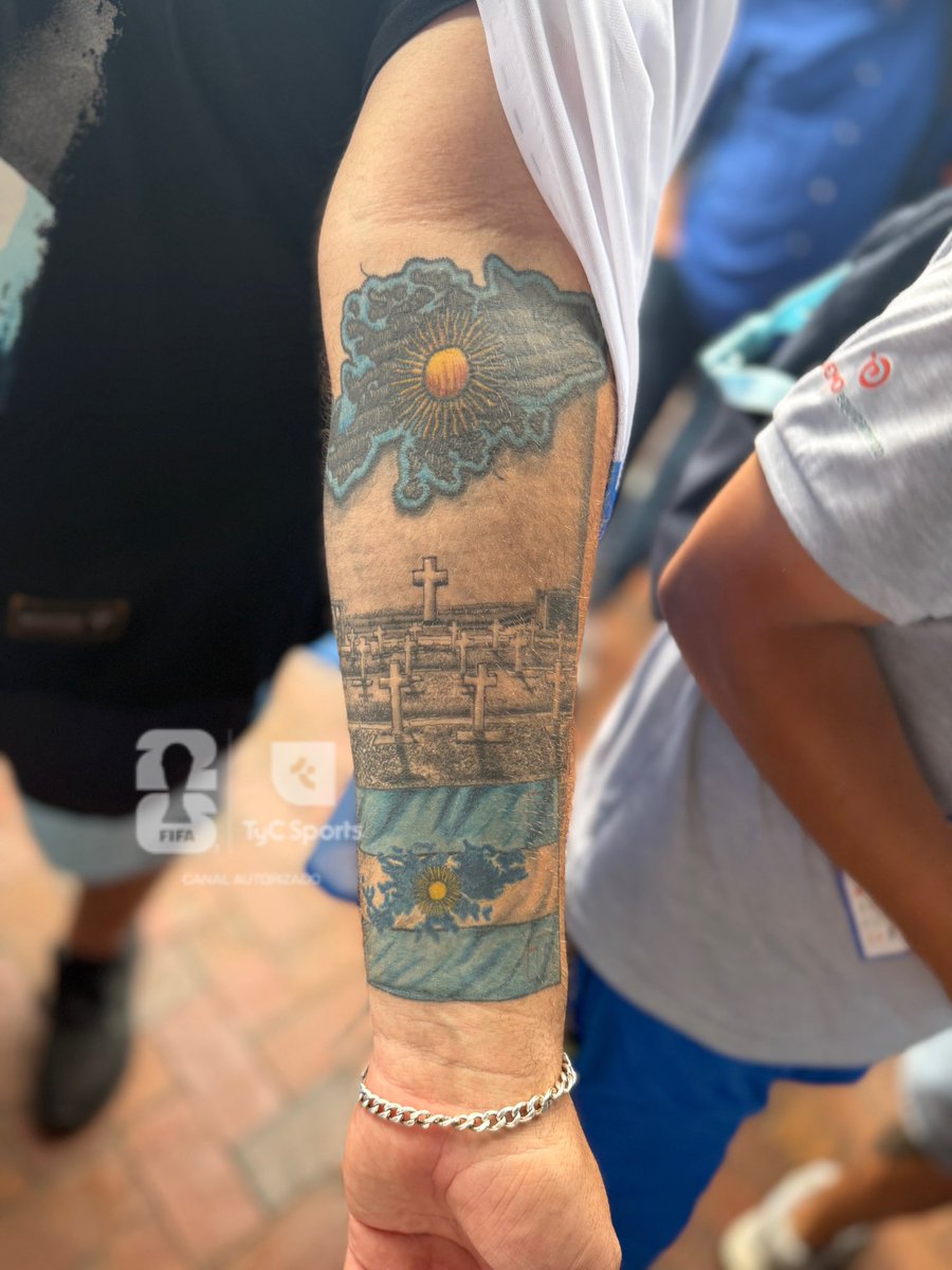 TyCSports's tweet photo. FUE A MALVINAS, SACÓ ESTA FOTO Y SE LA TATUÓ

Hernán es de Tigre, en enero estuvo en las Islas Malvinas y cuando volvió se dibujó en la piel la bandera argentina con el cementerio de Darwin, donde están enterrados 237 combatientes. 

Hoy está presente en el Mundial. Ya tenía pasajes de vuelta, pero como es contra Inglaterra se quedó y me contó su historia en el banderazo de Atlanta.