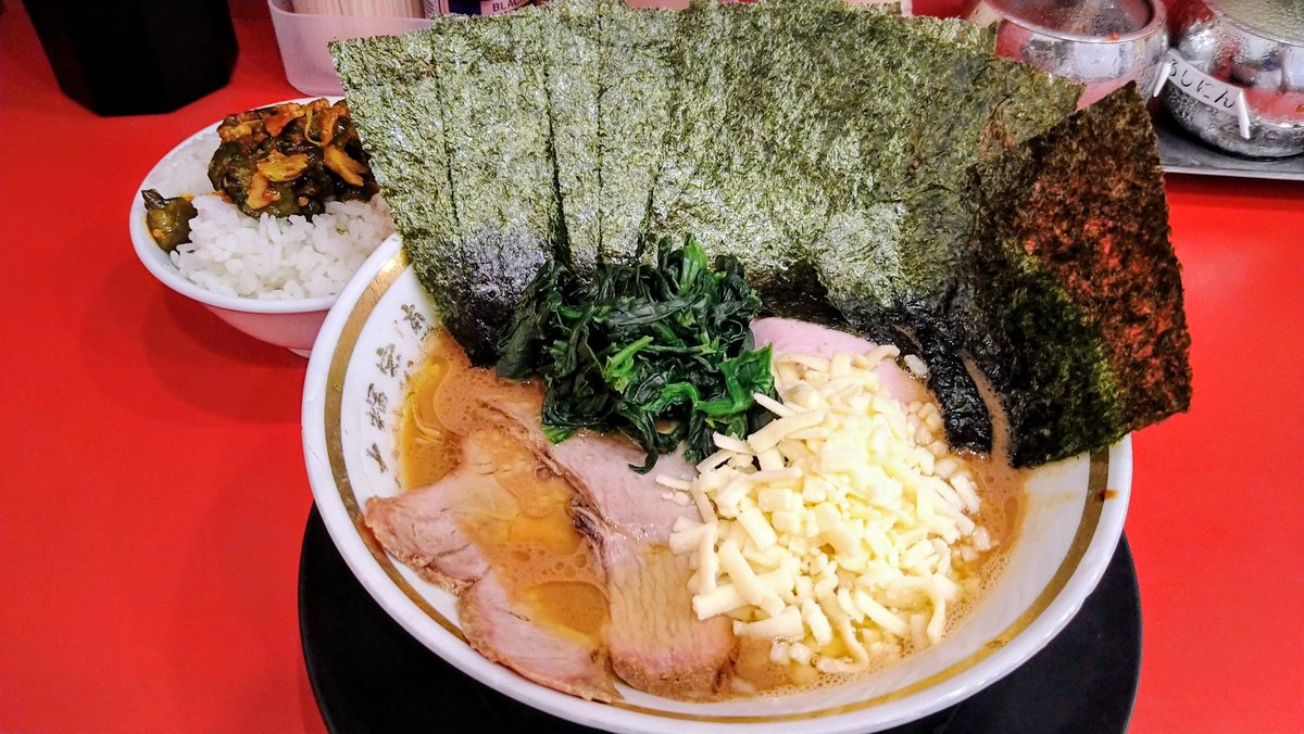 saima_tw's tweet photo. 夜勤明け、昼まで時間を潰すのも面倒なので
朝ラー店候補から吟味の末、麺屋旭で腹拵え🍜
ライス付、サービスのチーズを添え
疲労感を癒やして来ました🍚🧀 https://t.co/PqwZGelxQ0