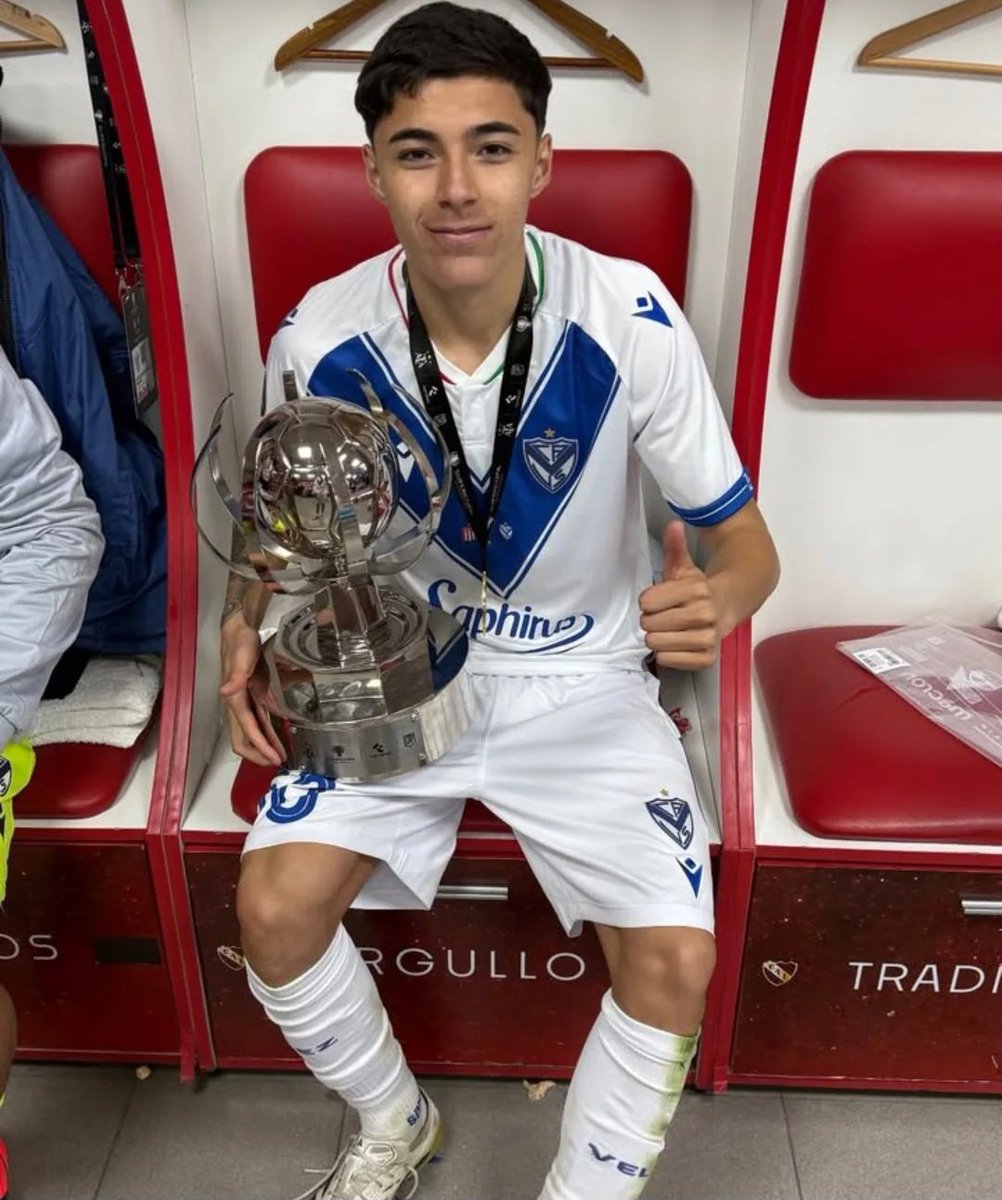 VELEZYSUMUNDO's tweet photo. 💣 RIVER PRESENTÓ UNA OFERTA FORMAL POR TOBÍAS ANDRADA

👉 Desde #Vélez la consideraron insuficiente pero continúan negociando.

🔥 #River no se baja de la negociación.

💻 MÁS INFO: https://t.co/iOsfeUXZtx https://t.co/Xrt2gONtbO