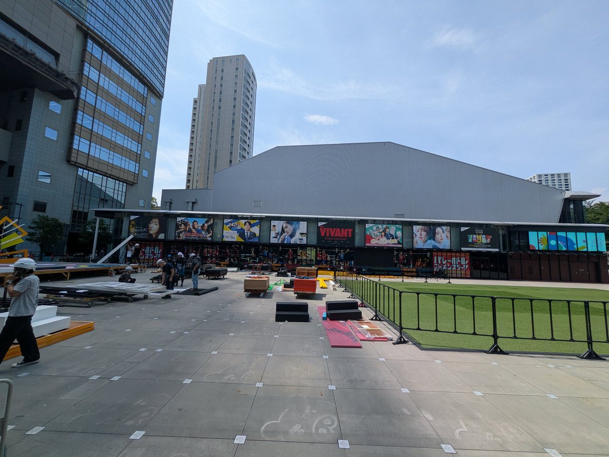 chal919's tweet photo. ロサにお越しくださった貴方、行けなかったけど応援してくれる貴方様！本当にありがとうございます🙇

凄い番組と肩を並べている…恐れ多いですが現実なんです！凄いでしょう？

いよいよ明日夜１１時です！見て頂けると幸いです♪

夢の東から現実の西へ移動します✌

#心配無用ノ介 https://t.co/Fz75stAITK