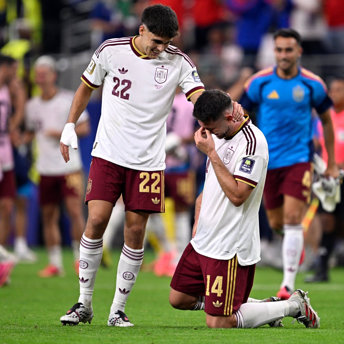 clauxfcb's tweet photo. pff como se ha echado laporte a llorar, pau con una sonrisa de oreja a oreja y eric yendo justo hacia ellos 🫂 https://t.co/D7Uxl2W2np