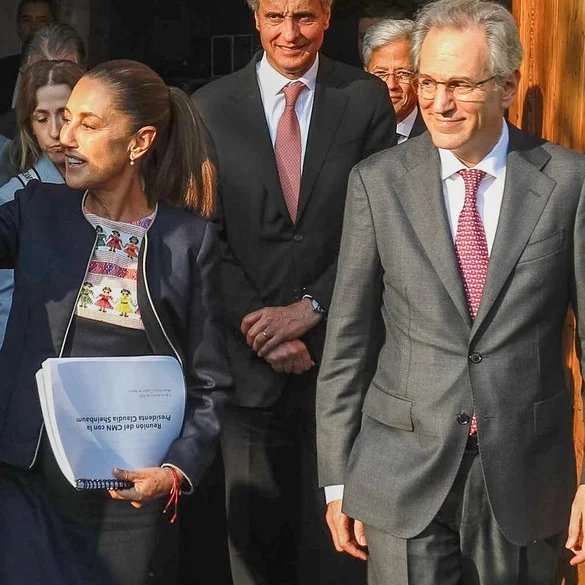 YoAmoaLaCiencia's tweet photo. Empresa de asesor económico de Sheinbaum contamina río en San Luis Potosí

La Comisión Nacional del Agua confirmó la contaminación del río Santa Catarina, en el municipio de San Nicolás Tolentino, San Luis Potosí por la extracción minera de la empresa Koura.

Detrás de Koura se encuentra el Grupo Kaluz, presidido por Antonio del Valle Perochena, quien actualmente forma parte del Consejo Asesor de Desarrollo Económico Regional y Relocalización de la presidenta Claudia Sheinbaum. 

El órgano creado para impulsar las inversiones estratégicas del Plan México. 

La contaminación fue provocada por los escurrimientos provenientes de siete presas de jales operadas por la empresa Koura.

Las presas de jales son enormes depósitos donde la industria minera almacena los residuos generados durante el proceso de extracción. 

En ellas se acumulan millones de toneladas de material de desecho, incluyendo partículas minerales, sedimentos y los compuestos utilizados durante el procesamiento, en este caso de la fluorita. 

Cuando estos depósitos no controlan adecuadamente, los contaminantes pueden alcanzar ríos, arroyos, suelos y acuíferos.

Habitantes de la comunidad de Santa Catarina denunciaron desde noviembre de 2024 cambios de coloración en el río y escurrimientos provenientes de las instalaciones minera.

Durante 2025 continuaron reportando la contaminación de aguas,  enfermedades en los animales y en las personas, pero las operaciones de la empresa continuaron mientras las comunidades advertían que el río estaba siendo afectado. 

Sólo después de más de un año de denuncias, la CONAGUA concluyó su procedimiento y confirmó la contaminación. 

Durante ese mismo periodo, Grupo Kaluz consolidó relaciones con el gobierno federal. 

Al punto de que el Museo Kaluz, propiedad del grupo, ha sido sede de reuniones entre la presidenta Sheinbaum y el sector empresarial.

La sanción económica ni siquiera ha sido transparentada por la CONAGUA, sin embargo, el monto de la multa es apenas una parte del problema.

La contaminación de un río por escurrimientos provenientes de presas de jales no se resuelve pagando una sanción administrativa. 

Si los contaminantes ya alcanzaron el cauce, también existe la posibilidad de que hayan quedado retenidos en los sedimentos, se hayan dispersado aguas abajo o incluso se hayan infiltrado hacia los mantos acuíferos.

Sin estudios hidrogeológicos, análisis de sedimentos, monitoreos de aguas subterráneas y una evaluación integral del ecosistema, ninguna autoridad puede afirmar cuál es la verdadera magnitud del daño ambiental. 

Corresponde a la SEMARNAT exigir una caracterización integral del daño ambiental, es decir, una investigación científica para determinar hasta dónde se dispersaron los contaminantes, qué ecosistemas fueron afectados y cuál es el riesgo para el agua, el suelo, la flora, la fauna y las comunidades.

Alicia Bárcena ha apoyado abiertamente al sector empresarial, incluso con acciones que resultan contradictorias con el cargo que desempeña. 

¿Qué hará ahora que una de las empresas pertenecientes al grupo de uno de los asesores económicos de la presidenta está involucrada en este caso? 

A la PROFEPA le corresponde obligar a la empresa a financiar estudios hidrogeológicos para establecer si la contaminación alcanzó los mantos acuíferos, supervisar el análisis de sedimentos para conocer si los contaminantes quedaron acumulados en el lecho del río. 

También le toca monitoreos de aguas superficiales y subterráneas para determinar si la contaminación continúa desplazándose y diseñar un programa de remediación que permita restaurar el ecosistema. 

¿Es pedirle mucho a la procuradora Mariana Boy? ¿Podrá hacerlo?

La contaminación del río Santa Catarina ya está confirmada. 

Lo que está por definirse es cómo se tratará este caso en donde quien asesora a la presidenta en uno de los proyectos económicos más ambiciosos de su gobierno tiene a una de sus empresas involucrada en la contaminación de todo un ecosistema