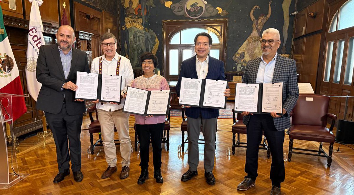 SEDATU_mx's tweet photo. Firmamos con la @SEP_mx, la @PAgraria y el Registro @RAN_Nacional un convenio para dar certeza jurídica
a planteles escolares construidos en zonas rurales y ejidales, ya que la falta de regularización pone en riesgo el patrimonio educativo. https://t.co/gQ0CJcpEWC