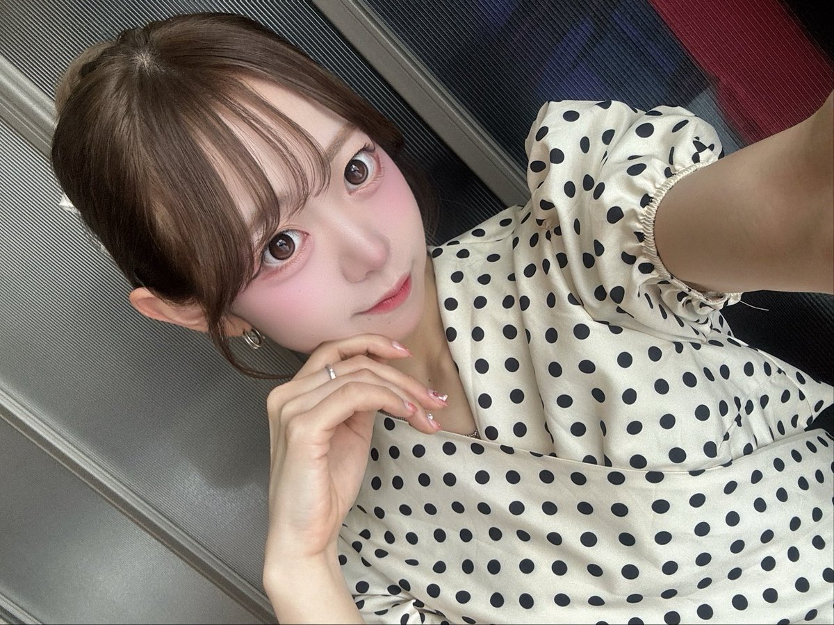 HANA_MLL's tweet photo. 朝配信ありがとう❣️水曜日がんばってこ〜✊🏻❤️‍🔥暑いからみんな水分とってね！！🚰
私服チェキおむかえまってるにょ💌💨今日ビジュいいのでおすすめしてますჱ̒ ᴖ⩊ᴖ ） 

行ってらっしゃい！行ってきます〜！！

#花よりおはな
#おはな王国の民 https://t.co/l2Y3aMrWuH