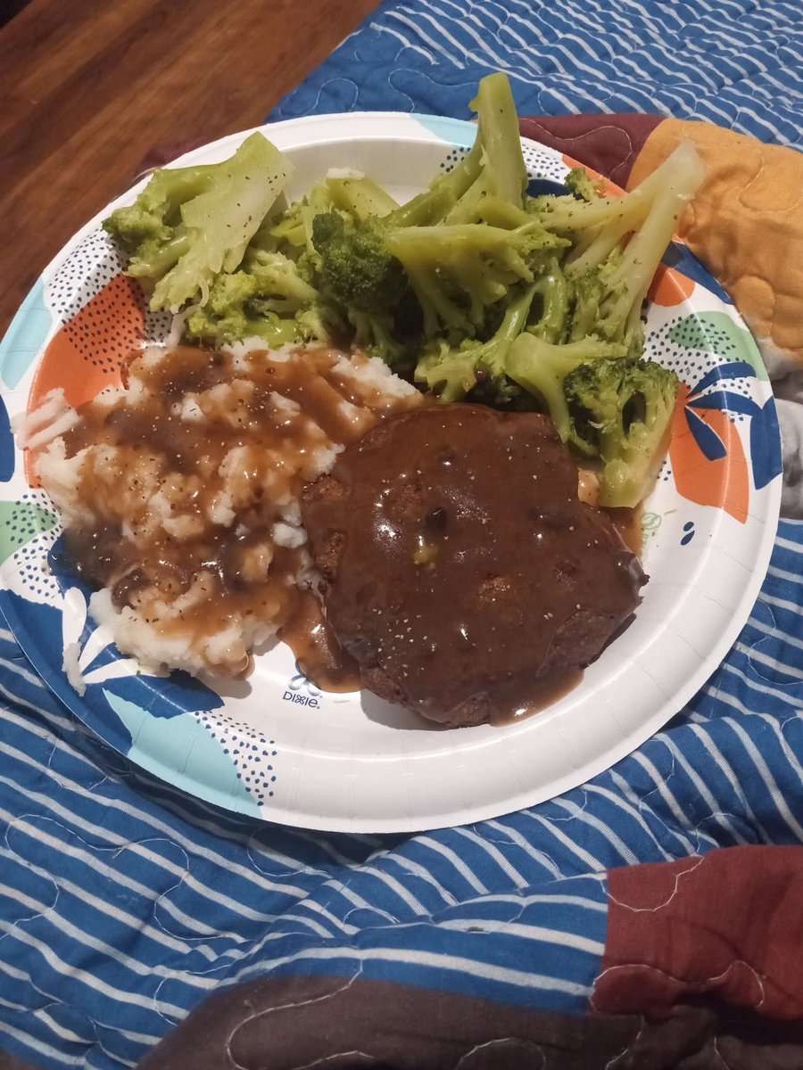 YouTubeFreak35's tweet photo. Vegetarian Dinner! Plant based Salisbury steak, mashed potatoes with mushroom gravy and broccoli! 🙂😊😋 https://t.co/LNTU9cX1xP