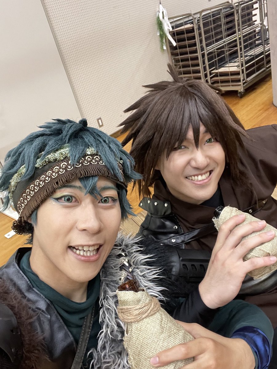 tenma_REact's tweet photo. あきあきあっきぃ
最初の頃はひがしさん？あずまさん？
って冗談言ってたっけなぁ

最初の出会いは、
RE-actの客演さんだったのが、
RE-act入って一緒にアクションするようになって、気がつけば同い年というのもあって切磋琢磨してたコロナ禍‼️

美響ちゃんもそうだけど、同い年でしかも同じ団体にいてなんてなかなかない存在だから
いつしか期待をするようになって、なんでだよこうであってくれよ！！って思いながら
昨年あたりからちゃんと思ったことは直接言おうと思って何度も色んな話を2人でしてきた

気がつけば舞台上で背中を預けて戦ってる関係値になれたのはめちゃくちゃ嬉しかったね！

あきおが選んだ人生。
悔いなく！最高になる事を祈って背中を押しました‼️
これ以降会えないわけじゃないから！
またアクションしようぜ！！