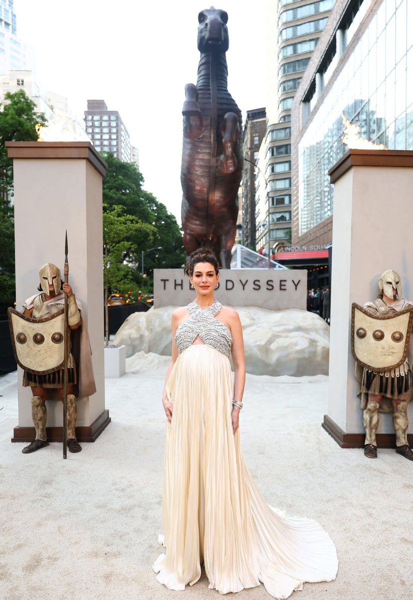 badpostanne's tweet photo. A princess 💌 Anne Hathaway at the premiere of "The Odyssey". https://t.co/u7S78WixWq