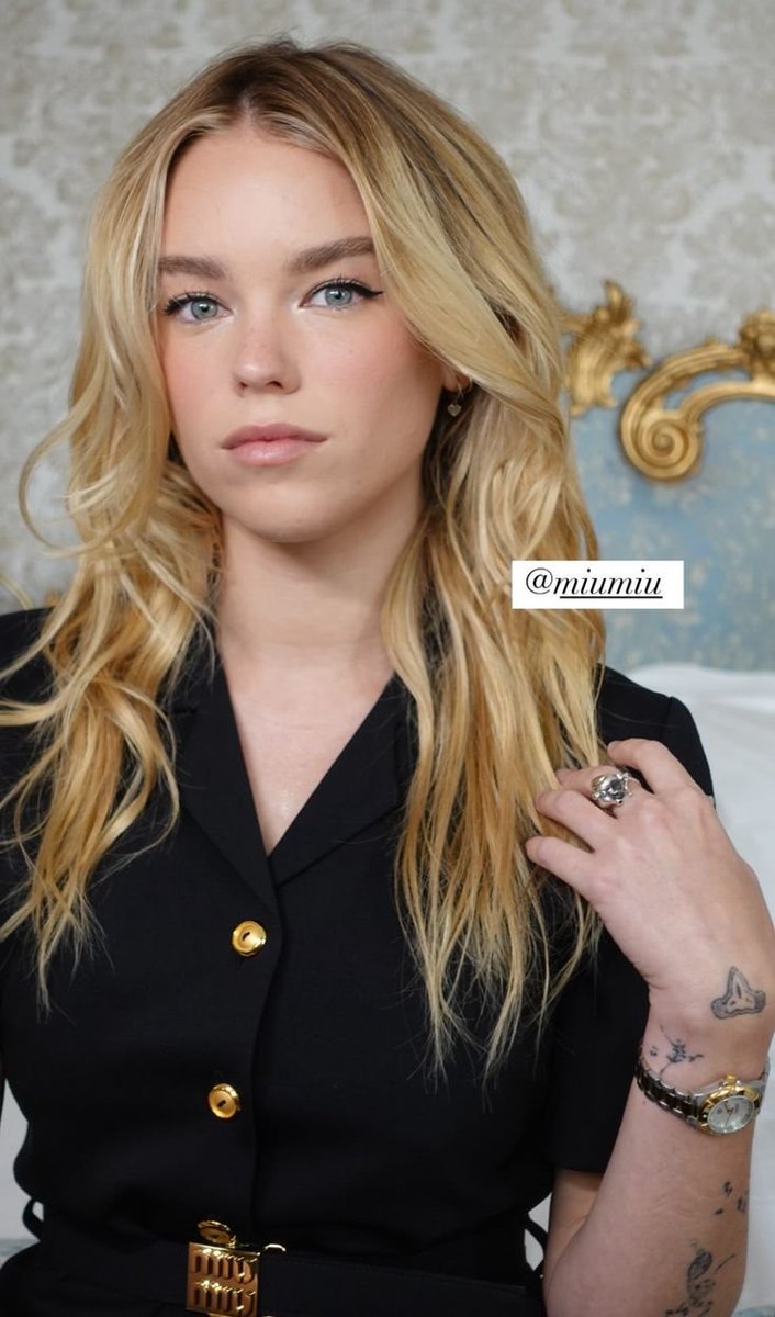 KarolZorEl's tweet photo. Milly Alcock in black>>> https://t.co/MVasixxFco