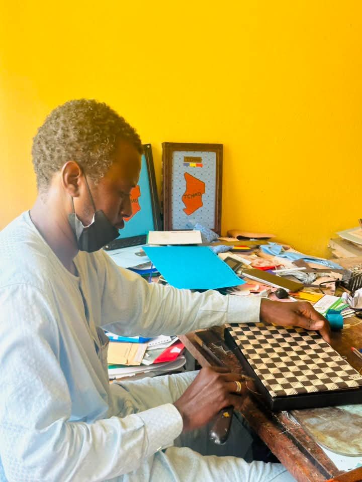 ZenabaAliz0mr's tweet photo. Franchement, le travail des jeunes de l'ENEAAP à Béguinage est trop doux 😍 Des tableaux, poteries et d'artisanat 100% tchadien. Allons encourager nos talents et consommer local 🇹🇩 #MadeInChad #ArtisanatTchadien https://t.co/AQ21roTpPM