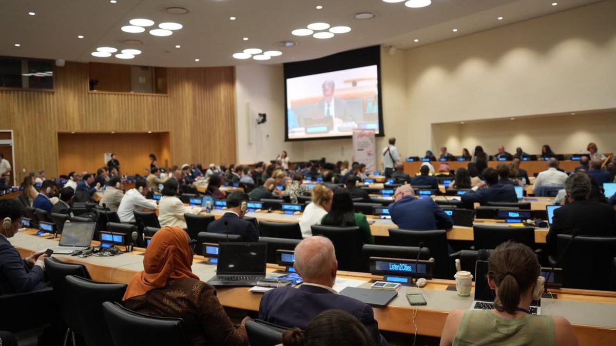 Leoorlandoa's tweet photo. Hoy compartí la experiencia de Manabí - Ecuador 🇪🇨 en el Noveno Foro de Gobiernos Locales y Regionales sobre la Agenda 2030🌎 @ONU_es
📍New York

✅ Más de 574 millones de dólares invertidos entre 2019 y 2025, con el 85% destinado a vialidad y agua, principalmente para la producción agrícola
✅ Construcción de vías y otros proyectos de infraestructura con financiamiento @AgendaCAF, @el_BID y @BDEcuadorBP
✅ Más de 150 puentes construidos, los más recientes iluminados con energía solar
✅ Declaratoria de áreas provinciales que promueven la conservación y producción sostenible en más de 240 mil hectáreas para proteger nuestras cuencas hídricas
✅ Operaciones territoriales estratégicas construidas con @onuhabitat 

Los grandes cambios empiezan desde los territorios, sin dejar a nadie atrás✊🏽

@CongopeEcuador #HLPF #GlobalGoals