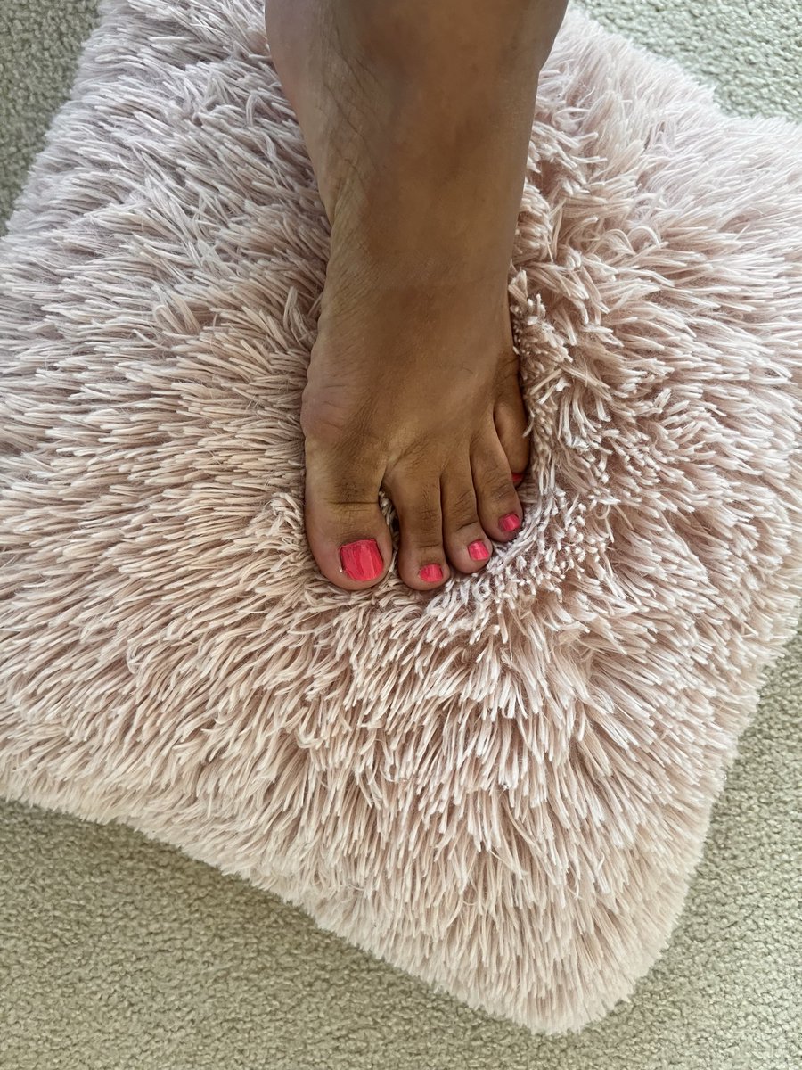 lexa1478's tweet photo. I love this pink on pink vibe soooo cute! Show em some love babes 🩷 #feetworshi̇p #seller #hmu #feetpics https://t.co/oHW6WKnZyy