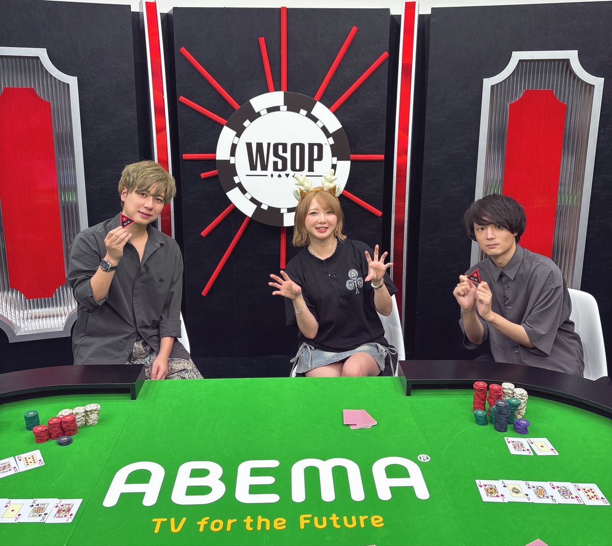 mayodarts's tweet photo. AbemaでのWSOP生配信📺
ご視聴ありがとうございました！

スタジオのセットが可愛かった〜🃏💓

私自身、毎日朝起きてWSOPの配信を見ていました！
メインイベントのファイナルテーブルも決まり、8月の戦いが楽しみですっ

@shohei_taguchi @Amuformu 
@poker_ABEMA https://t.co/n43FbTFfHD