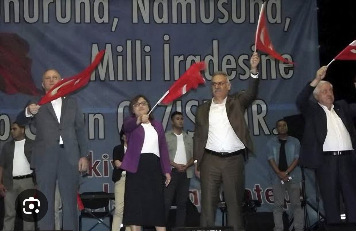 BHHHY2025's tweet photo. Bombalarda yağsa kurşunlarda yağsa asla gazı meclısı terkmetyeceğiz
Ve Rahmetli Gazıantep M.vekilı Kadır Yuksel

#15TemmuzDestanı 
#ZaferBizim

@yukselmuslum27 
@abdulhamitgul @FatmaSahin https://t.co/bVXgR90QzG