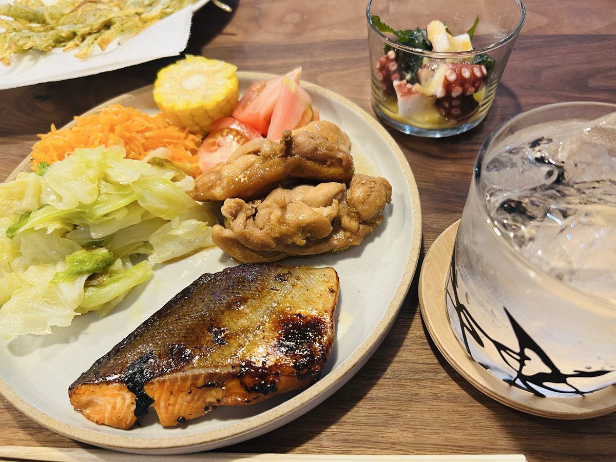 honey_spring's tweet photo. 最近夕食をワンプレートにするのが好き。これは昨日のごはん。人参ラペ、長谷川あかりさんのキャベツオイル蒸し、トマト、山本ゆりさんのレンチン鶏チャーシュー、Xで見た鮭をみりん大3醤油大1で漬けるやつ、蛸とわかめの酢味噌和え。右側のグラスにはフラミンゴ焼酎水割り https://t.co/eNDpW2WyV0