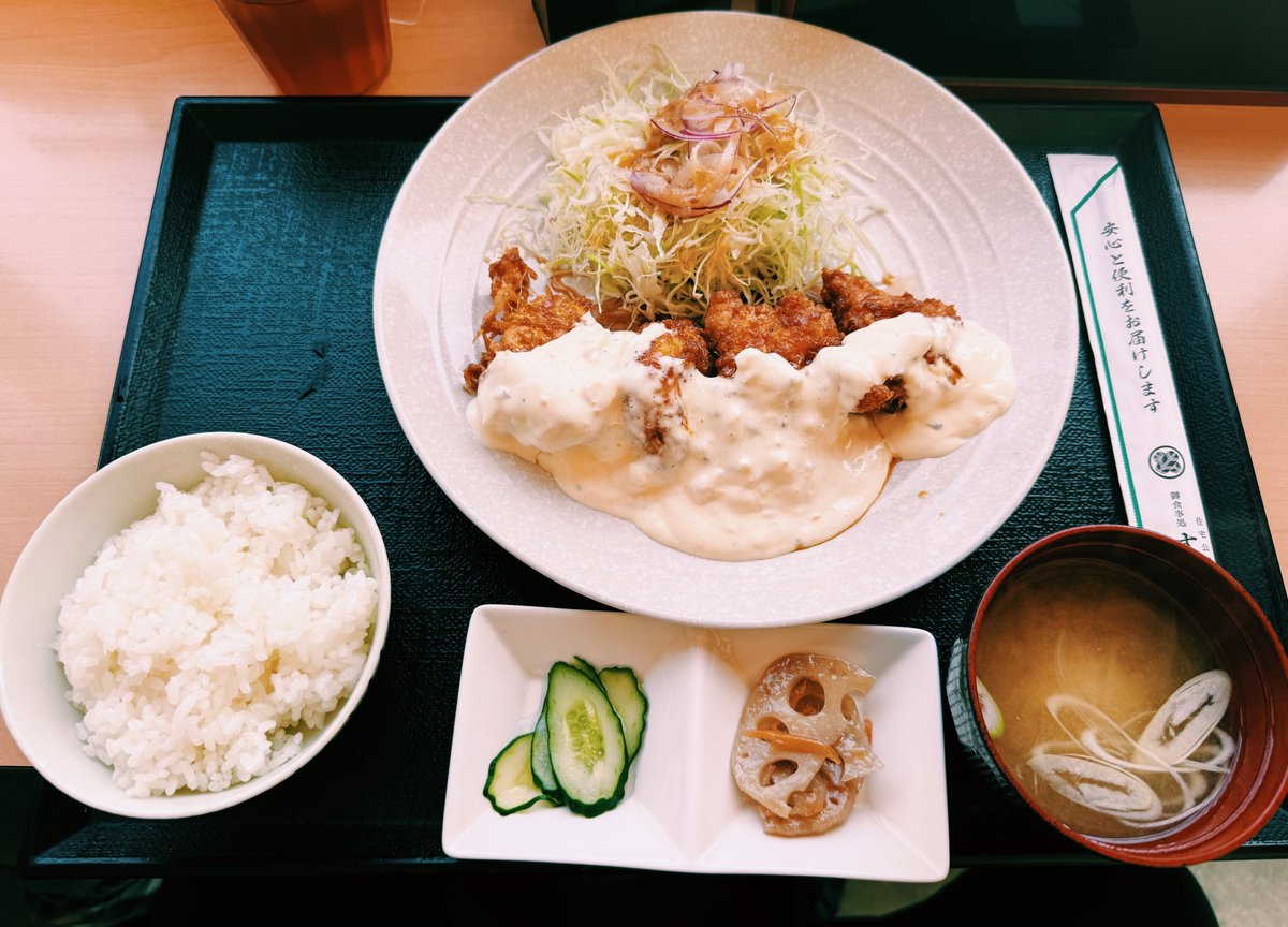 aatsu0702's tweet photo. 名物は、最初から名物じゃない。

地域の人たちが何十年も食べ続けたから、文化になった。

宮崎で食べたチキン南蛮は、料理のおいしさ以上に、その事実を教えてくれた。

最初はまかない料理として誕生、その後広がり、県民に親しまれる名物料理。

老舗の定食屋へ行くと、その土地の歴史まで味わえる気がする。

地域に愛される一皿は、文化になる。