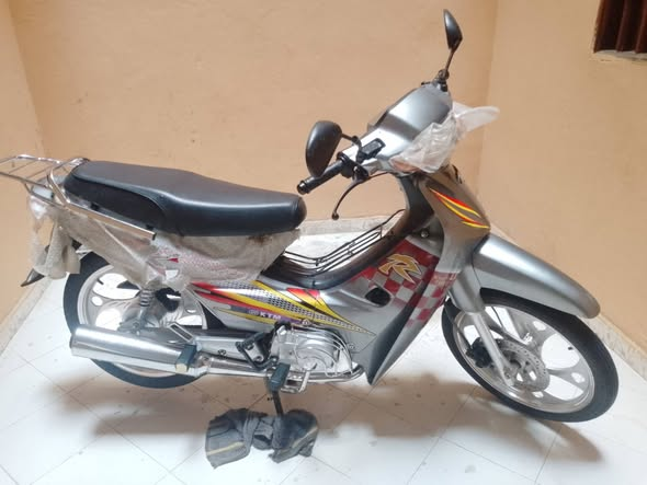 Assane_Fall_Off's tweet photo. 🚨Alerte vol🚨
Hier un acheteur nieuw sama keur and ak mécaniciens le temps mouy esseyer moto bi daw na ak sama jakarta bayi fi mécaniciens bi mo sole casquette bi j'ai mis son numero et le nom identifié kou guiss moto bi wala gua khamë gabari wa dji rek https://t.co/TJ03p5PVhU