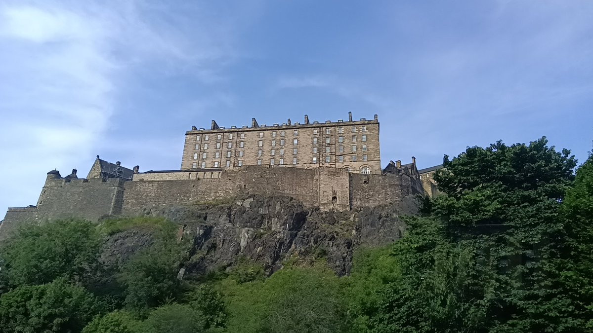 jaybrew3690's tweet photo. Edinburgh Castle https://t.co/nCOW058sHL