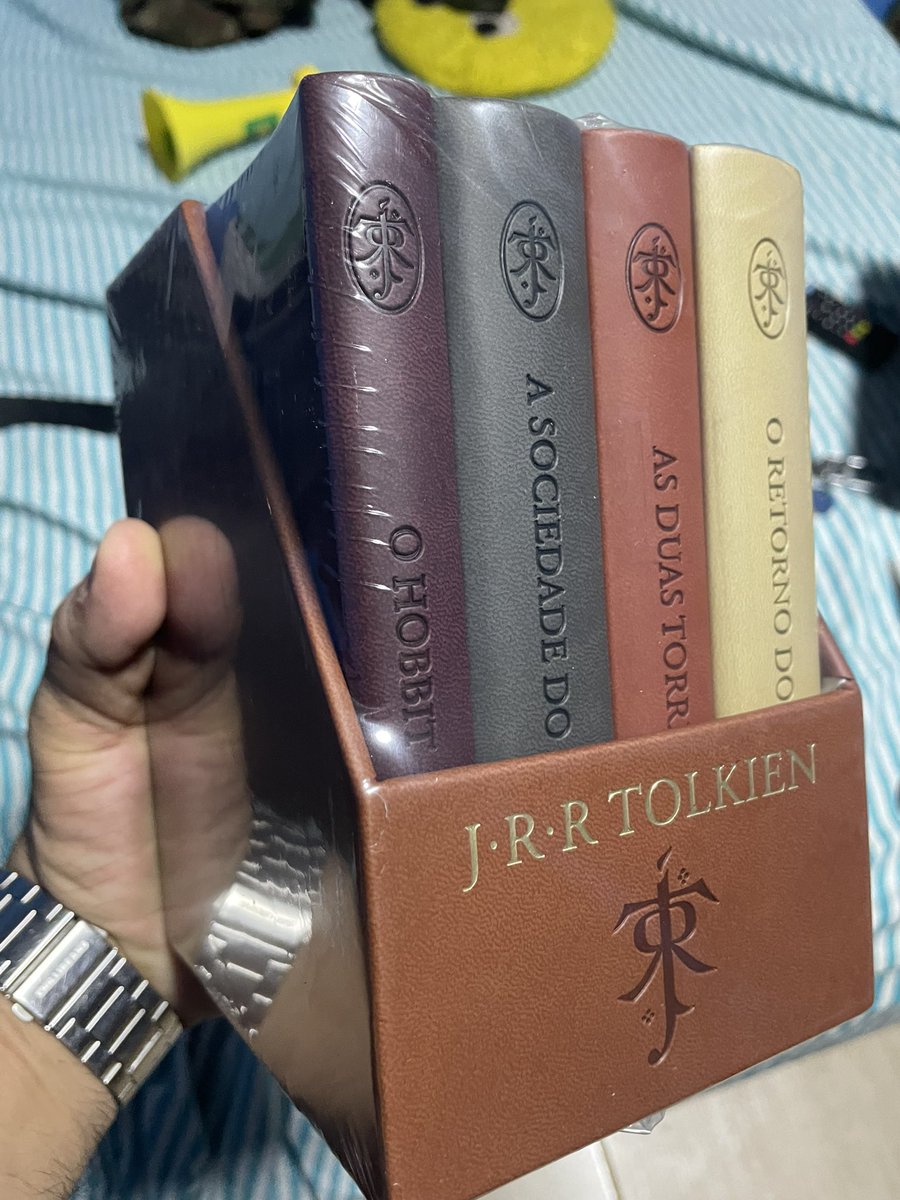 Fabiocbv's tweet photo. Meu Box de Tolkien da @HarperCollins chegou e eu estou extremamente motivado! 📚 https://t.co/8ENaxf0RxZ