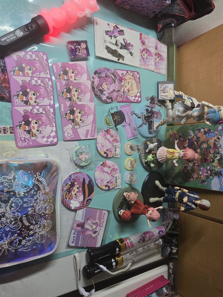 aktu1g's tweet photo. この机をどうにかして綺麗に撮りたい

推し活グッズ並べて写真撮った https://t.co/vSmn0Fndiu