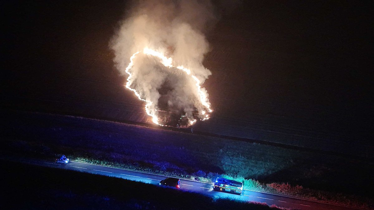 EchoDan11's tweet photo. #StoneCross #Hailsham Road - Wildfire ongoing - 50m of grass alight -  Road Closed - @SussexTW @BBCSussex @bbcsoutheast @HailshamNews @brightonargus @EastSussexNews https://t.co/9c76B5ETsK