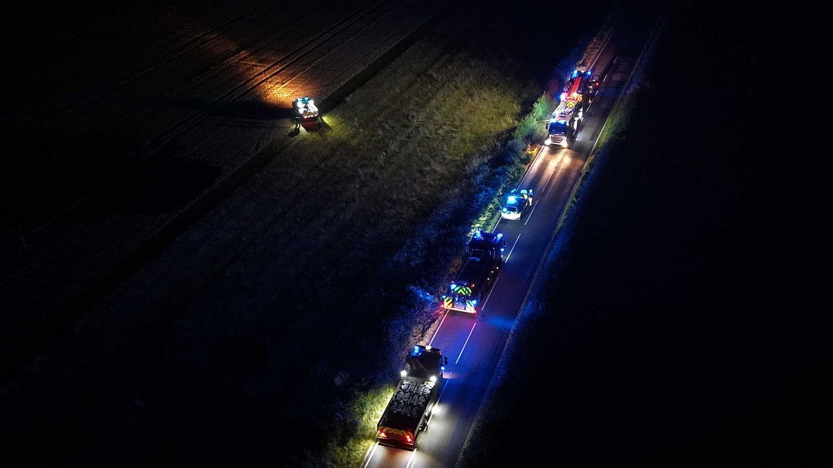EchoDan11's tweet photo. #StoneCross #Hailsham Road - Wildfire ongoing - 50m of grass alight -  Road Closed - @SussexTW @BBCSussex @bbcsoutheast @HailshamNews @brightonargus @EastSussexNews https://t.co/9c76B5ETsK