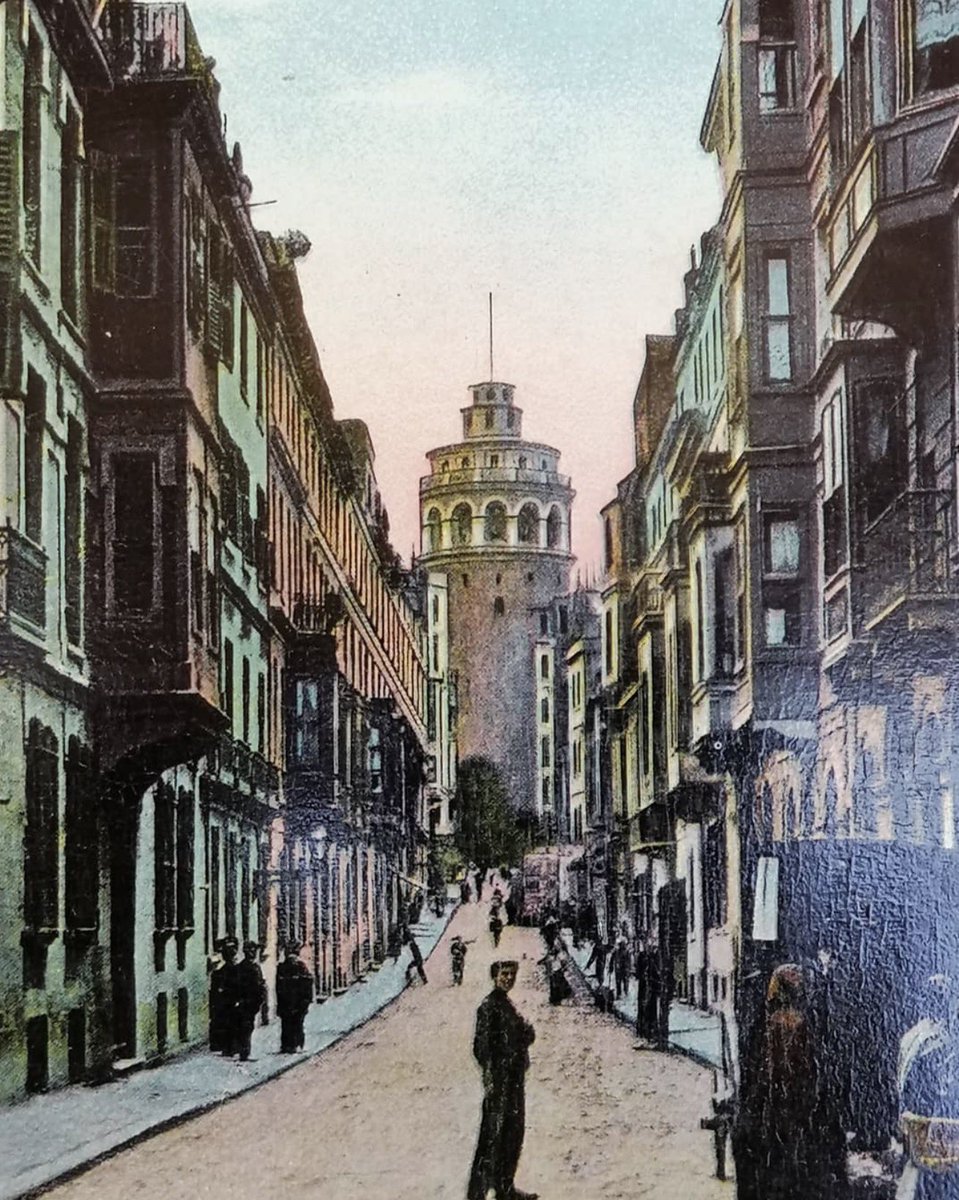 4antilop's tweet photo. Bir zamanlar İstanbul’un ruhu olan Galip Dede sokağı,bugün algoritmaların rotasına dönüştü. Kahvenin fiyatı arttı, sokağın ruhu azaldı. Artık gezilen değil, tüketilen bir yer. Tarih fon, insanlar figüran, amaç ise birkaç saniyelik bir paylaşım. popüler kültürün kurbanı oldu amk. https://t.co/VjtsvSNrJe