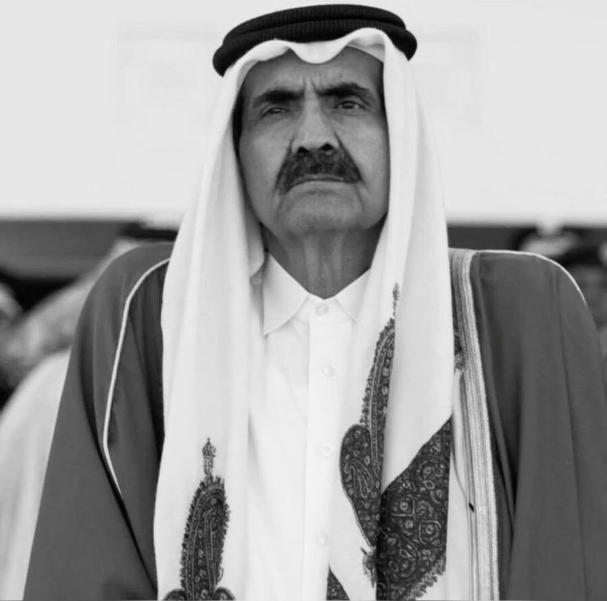 MohamedbnHamad's tweet photo. هذه الأبيات من مرثية الجد مبارك بن ناصر رحمه الله في ابن خاله الشيخ حمد بن عبدالله (جد صاحب السمو الأمير الوالد) رحمهم الله:

يا كبر يومك ليت ذا اليوم ما صار
وليت الليالي مهّلت لك ليالي
يا قبر ضمّيت الندى حدر الأحجار
وفيك السماحه والرجا والمعالي
عساه يفسح فيك له مدّ الأبصار
ويسترّ فرحٍ عند نطق السوالي
وعسى له الجنًة مصيرٍ الى صار
دار النعيم مخلّد الروح سالي

يا وين من يرجى ويخشى الى ثار
مرٍّ على ضده وللناس حالي
ويا وين بدرٍ ساطعاتٍ له أنوار
كيف استسر وغاب ذاك الهلالي
من عقب فقده هلّت العين مطّار
وانصبّ منها مثل دفق العزالي
فلو كان هو يفدى فديناه بأعمار
لاجله بنرخصها ولو هي غوالي

فلا وا حمد ما اظنّ مثله ولا صار
أحدٍ يماثل له بذا الجيل تالي
حمد الى جات العظايم والاخطار
نقّال كايدها ولو هي ثقالي
حمد حميد الذكر في كل الأقطار
فضايله ما تنحصى بالكمالي
عسى له الفردوس في دار الابرار
وابوه يفسح له سنينٍ طوالي