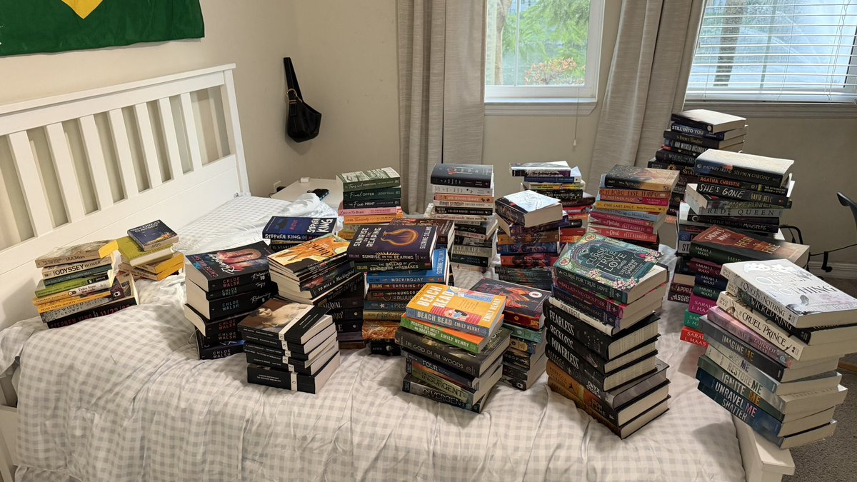 ackrmansgirl's tweet photo. quanto dinheiro será que eu teria se não tivesse gastado tudo em livro https://t.co/oHkVEM6b6T