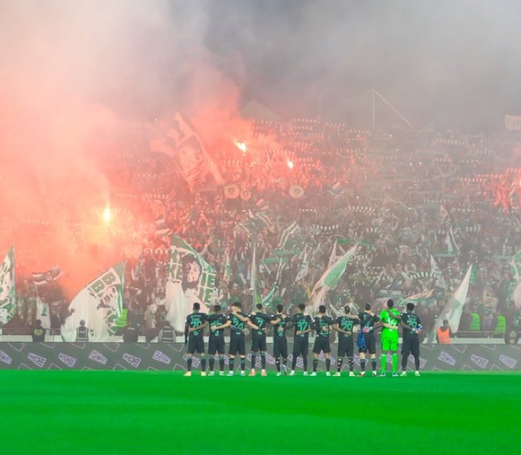 Mtab3SA's tweet photo. ماعندي شك ان ماتياس اقوى من اي شخص بـ النادي واحيان يستغل هالأمر بشكل واضح و مفروغ منه وبطبيعة الحال هالشيء يخلق مشكلة ببعض القرارات اللي ممكن يتخذها المسؤول

بالنسبة لي هذا كله يرمى به بعرض الحائط مستحيل احد يواجه ماتياس ويرفض التجديد له الموج عالي وسيد المدربين باقي 💚

#الاهلي https://t.co/qf4GerDbKS