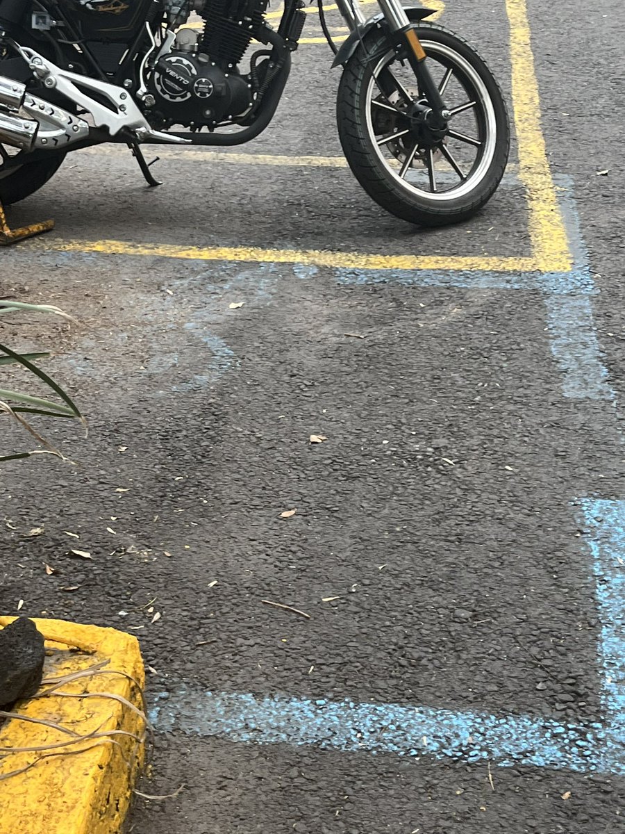 jerryrogue81's tweet photo. Parquímetros rateros. En la calle de Pablo Ucello se inventan lineas o las desaparecen para cobrar multas a discreción estas ratas 🐀  claramente se ve que la linea del cajón continua y encimaron la línea amarilla sin borrar la linea azul @SEMOVICDMEX https://t.co/8AKGeYCR5v