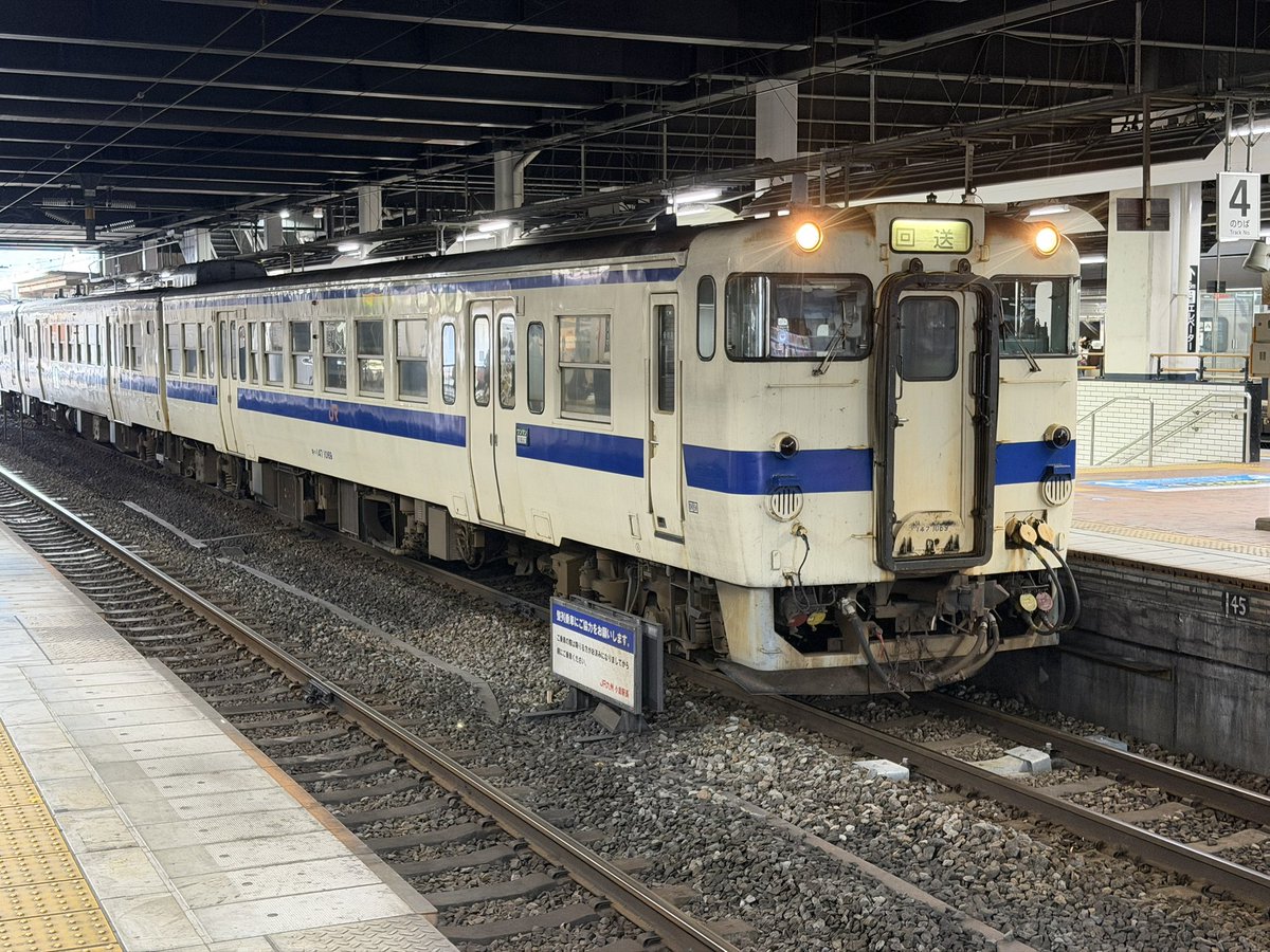 LineMaki's tweet photo. この電車かっこいい。
でも、煙突から排気ガス？が出てたから電動じゃない気もする。
その場合、なんと呼べばいいんだろう。 https://t.co/28MbhhygFr