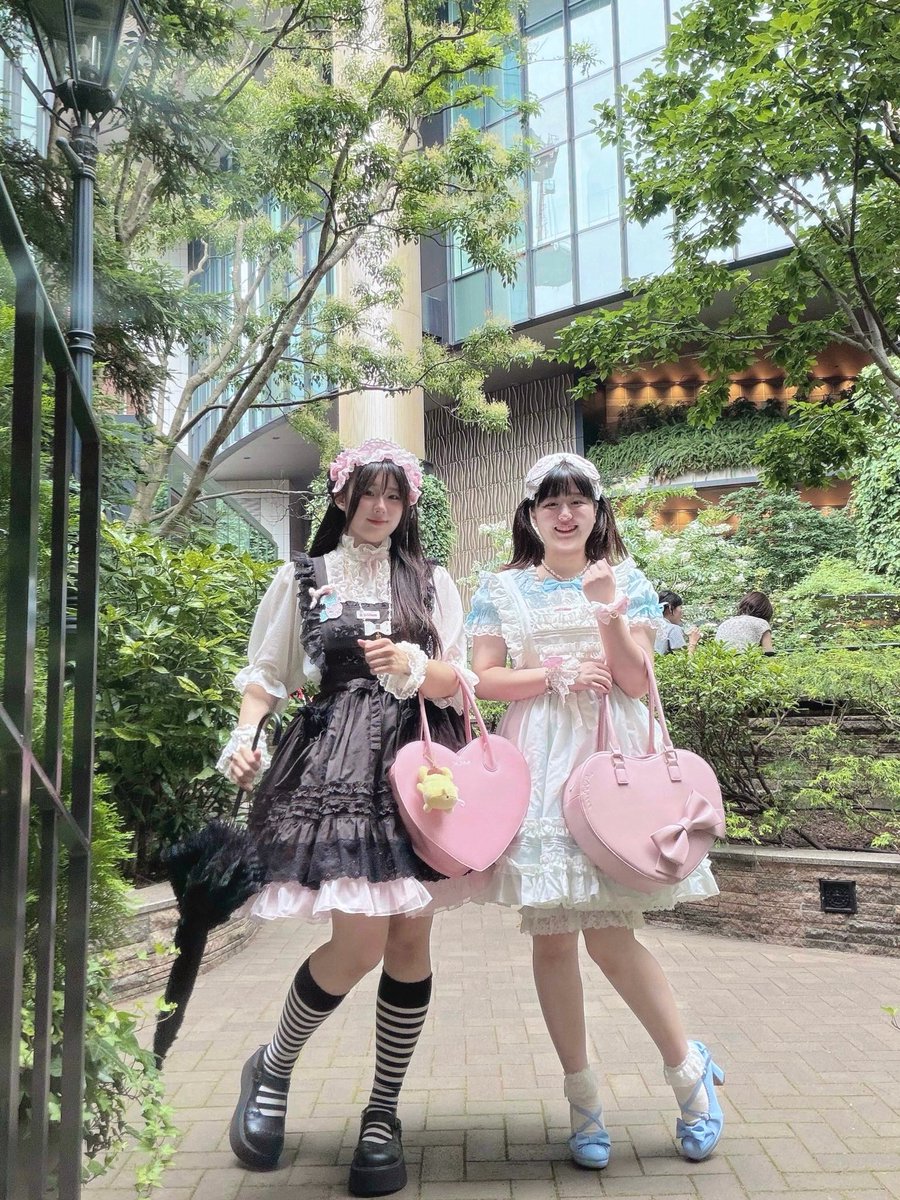 inu_udog's tweet photo. ルルちゃんとモモコハウスのエプロン併せ♡♡
ピンクのハートバッグは偶然揃ったの❣️
また遊ぼうね😾🩵 https://t.co/GiCdRSjlTI