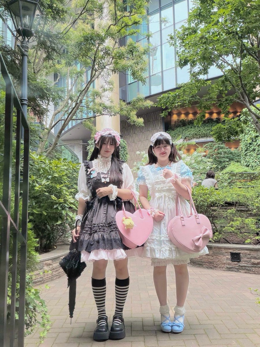 inu_udog's tweet photo. ルルちゃんとモモコハウスのエプロン併せ♡♡
ピンクのハートバッグは偶然揃ったの❣️
また遊ぼうね😾🩵 https://t.co/GiCdRSjlTI