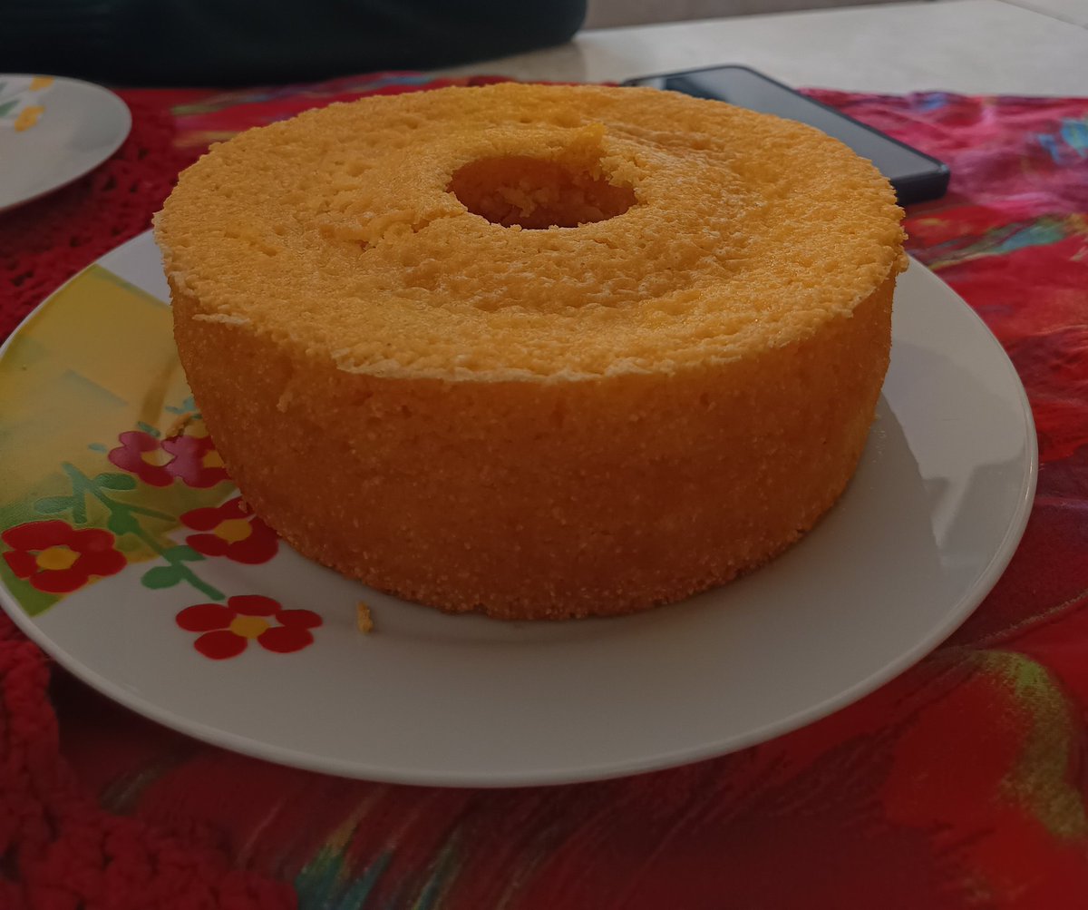 kedma's tweet photo. Hoje eu fiz um bolo de cuscuz. https://t.co/7iySToK6jr
