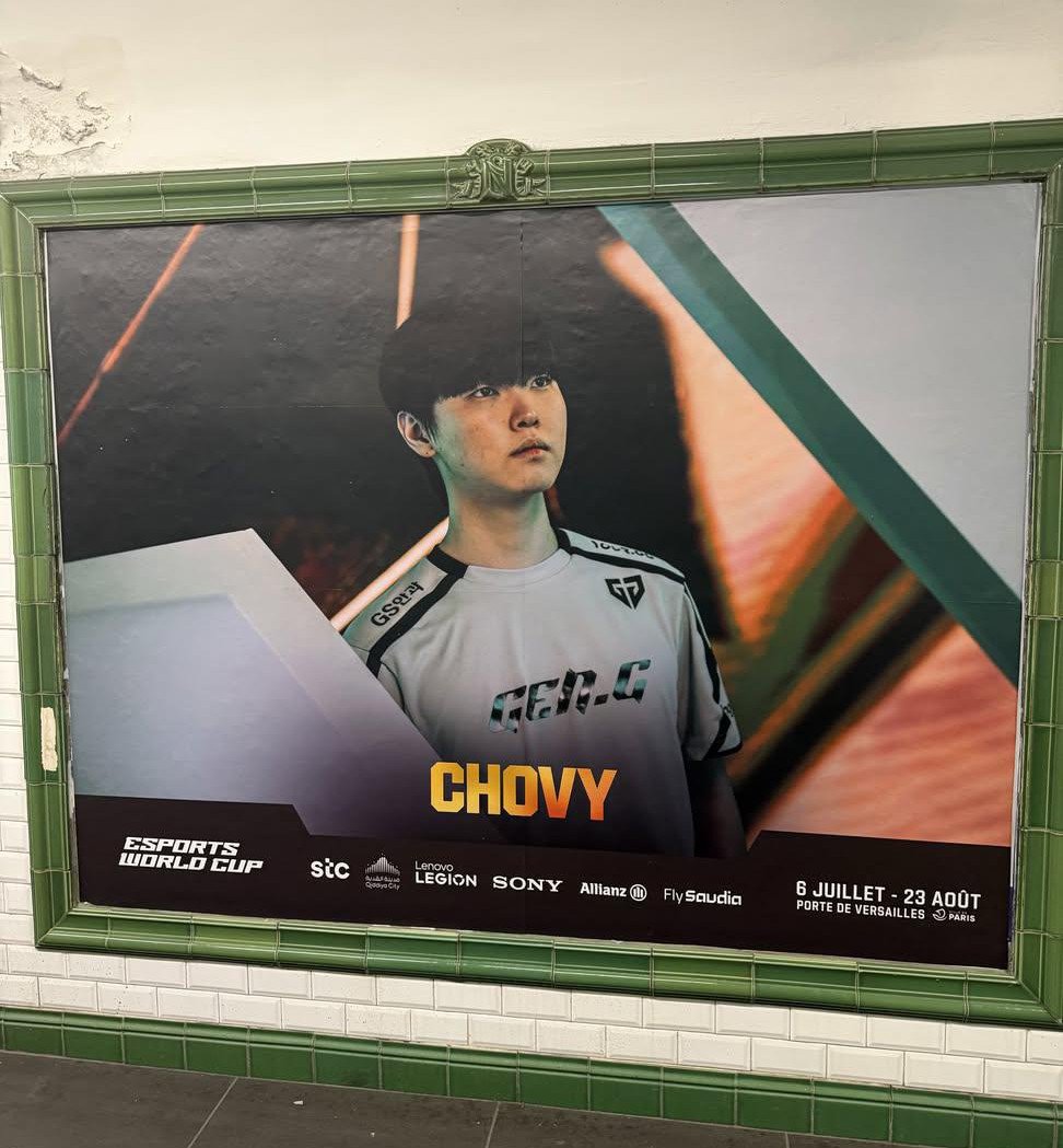 koalahyunnie's tweet photo. Chovy and Faker @ Porte de Versailles station https://t.co/gEHYcpA8OU