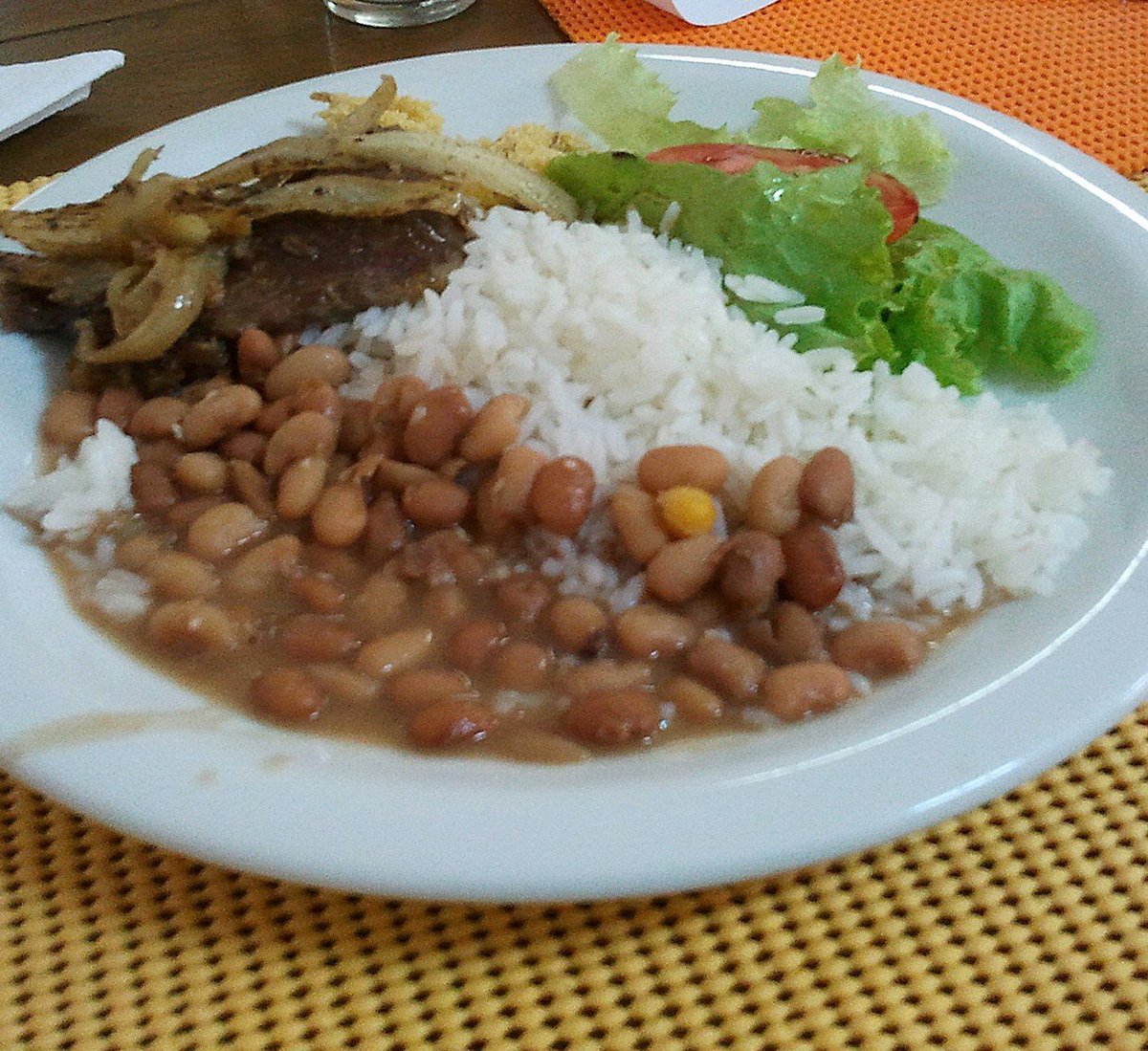 reportersalles's tweet photo. Sob Lula, preço do prato de comida no Brasil sobe e atinge média de R$31,90

Um levantamento do Núcleo de Estudos Econômicos da Faculdade do Comércio (FAC-SP), apontou que o tradicional prato feito brasileiro ficou ainda mais caro.

O preço médio nacional da refeição, que é conhecida por ser completa no sentido nutricional, com arroz, feijão, proteína e salada, e mais econômica, agora é de R$ 31,90.