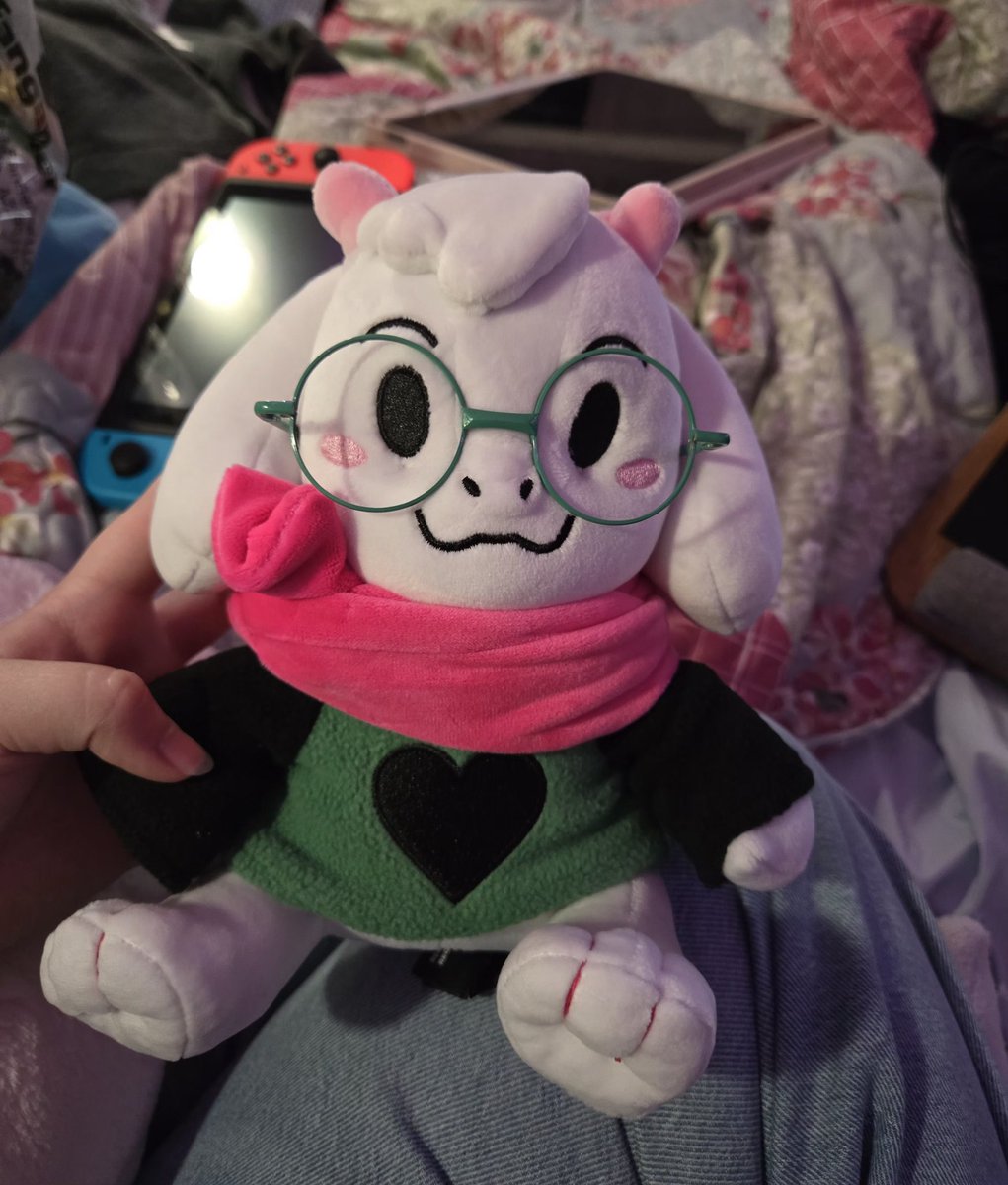 bugtenna's tweet photo. I also got a ralsei which is kind of funny with the flowery cake i know he mad as helll https://t.co/r767UbuRwS