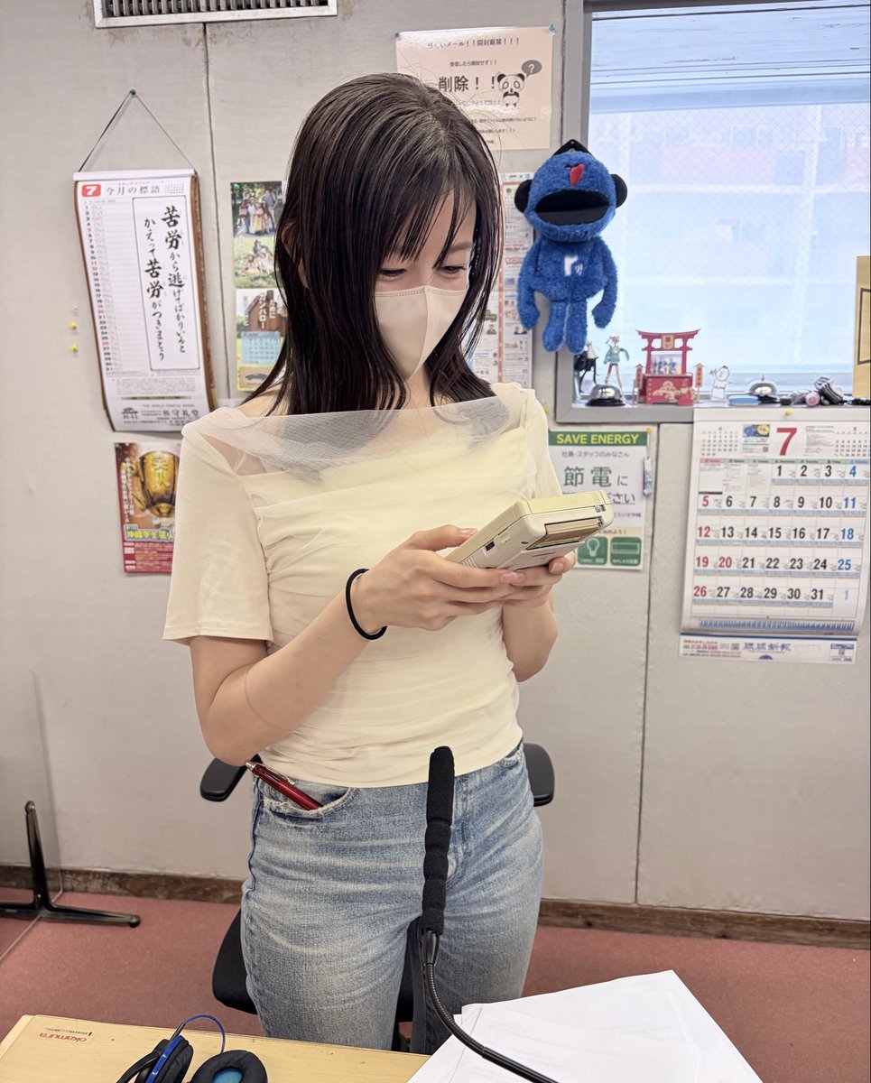 splash864rok's tweet photo. ゲームボーイでプレイ中の
嘉数さんでスプ🕹️

#スプぞう
#SPLASH
#ラジオ沖縄
#まいたの https://t.co/C1oNNfUqEk