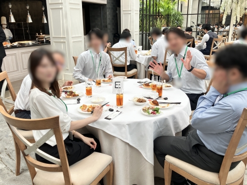 Akamon_Willex's tweet photo. 先週、入社２年目社員の交流会を開催しました。中途入社が多く、勤務地も全国に広がる当社では、この行事は貴重な交流の機会のひとつです。参加者は食事を囲んで笑いあい、時には真剣に議論を交わし、同期の絆が深まる一日でした。今回参加した皆さんの今後の活躍に期待です！ https://t.co/9jN10d2fAQ