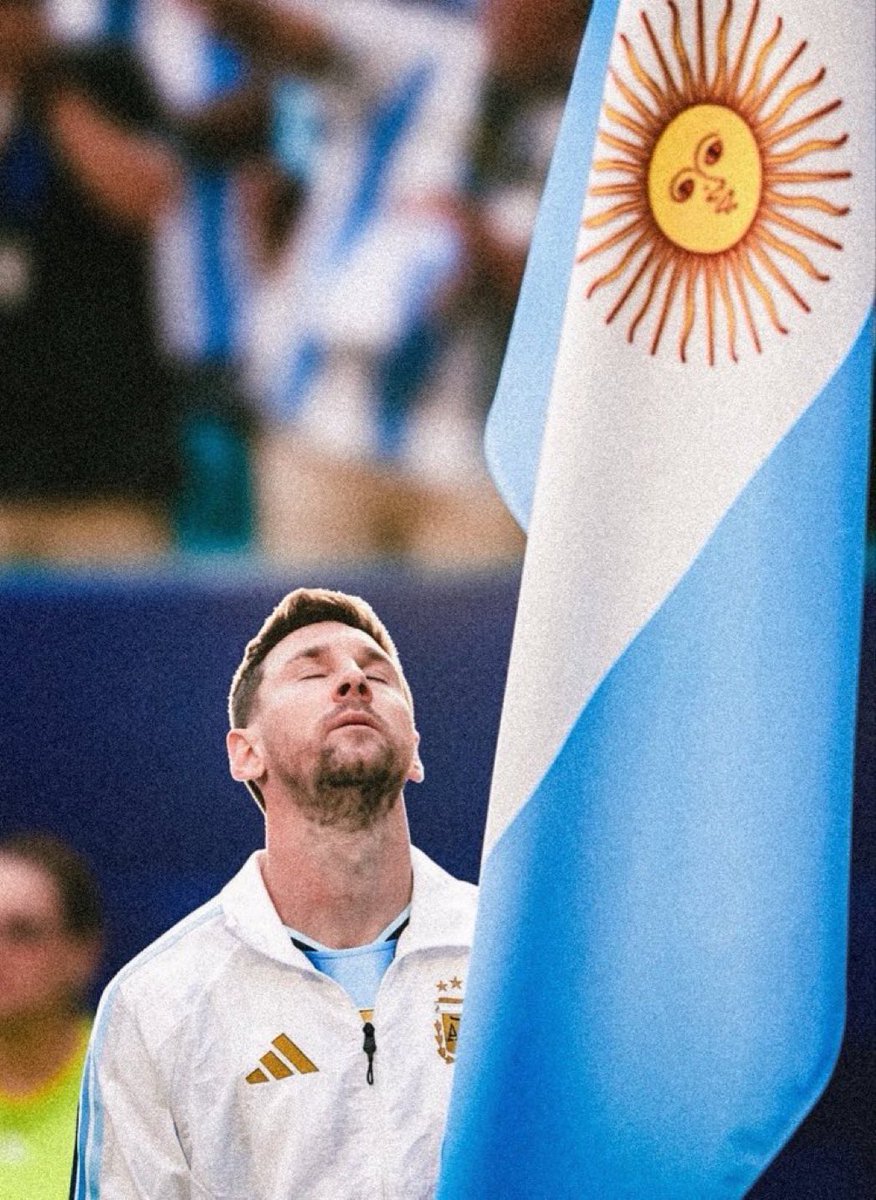 Correa_Astor's tweet photo. De la boca para afuera, y siendo correcto con quien corresponda: “Es solo un partido de fútbol”.
Del corazón para adentro: es todo.

Mañana con el corazón y los huevos de la historia, para que siga esta unión y felicidad colectiva en tiempos donde no abundan. 
🇦🇷❤️ https://t.co/fq2av72EyK