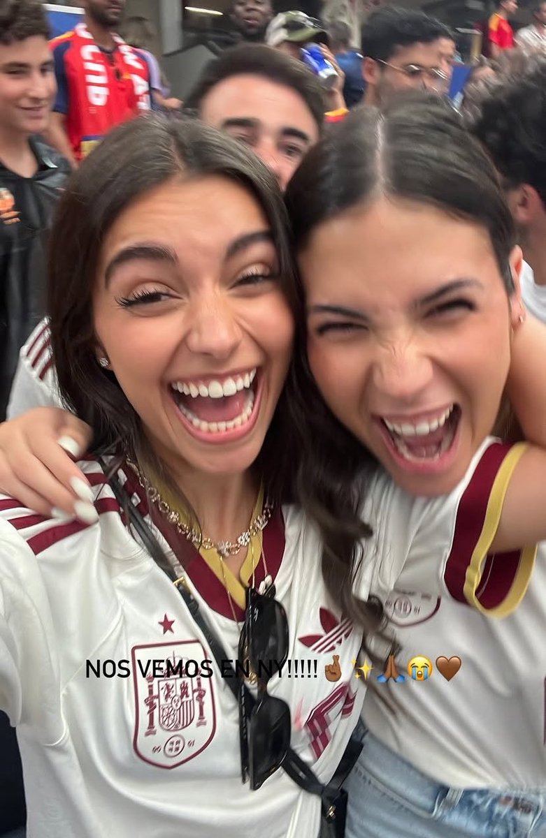 AddictedtoFCB8's tweet photo. شكلهم كلهم يبون جاستن بيبر اكثر من الكأس
 😭😭😭😭 https://t.co/EMj9ilAqoT