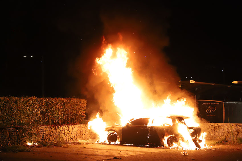 Auto volledig uitgebrand bij station Hoogezand